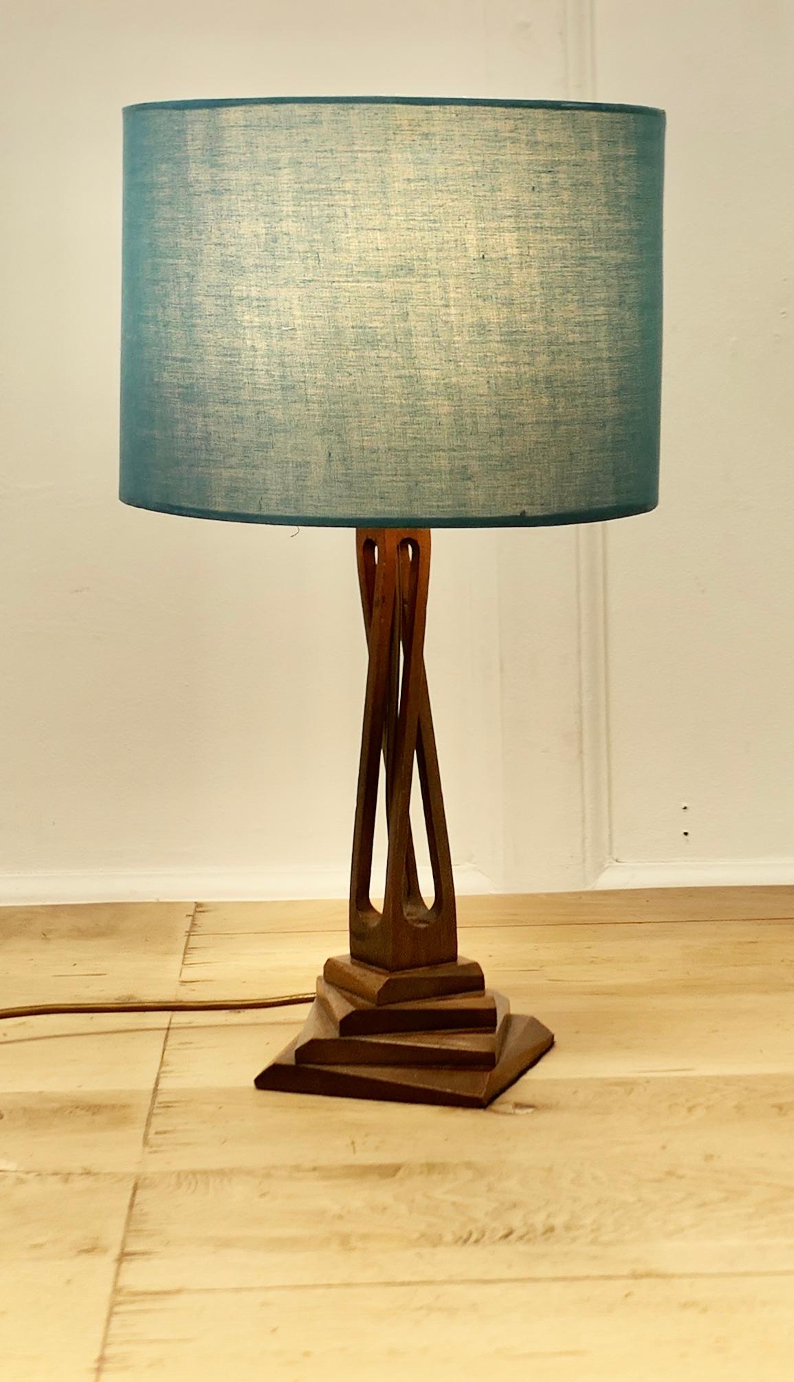 Mid-Century Modern Lampe de table moderniste des années 1960, sculptée à la main  Une pièce délicieuse en vente