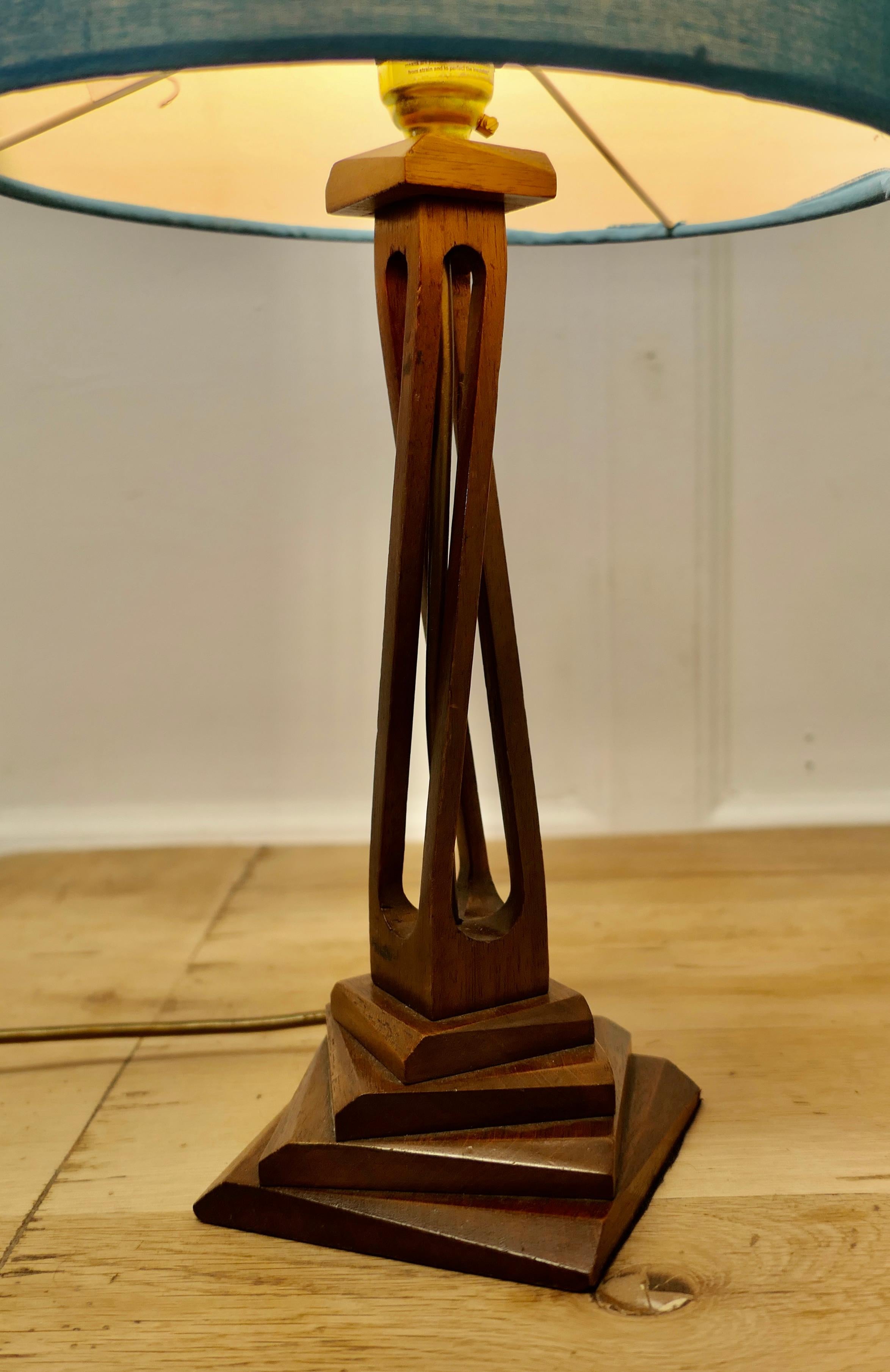Lampe de table moderniste des années 1960, sculptée à la main  Une pièce délicieuse Bon état - En vente à Godshill, Isle of Wight