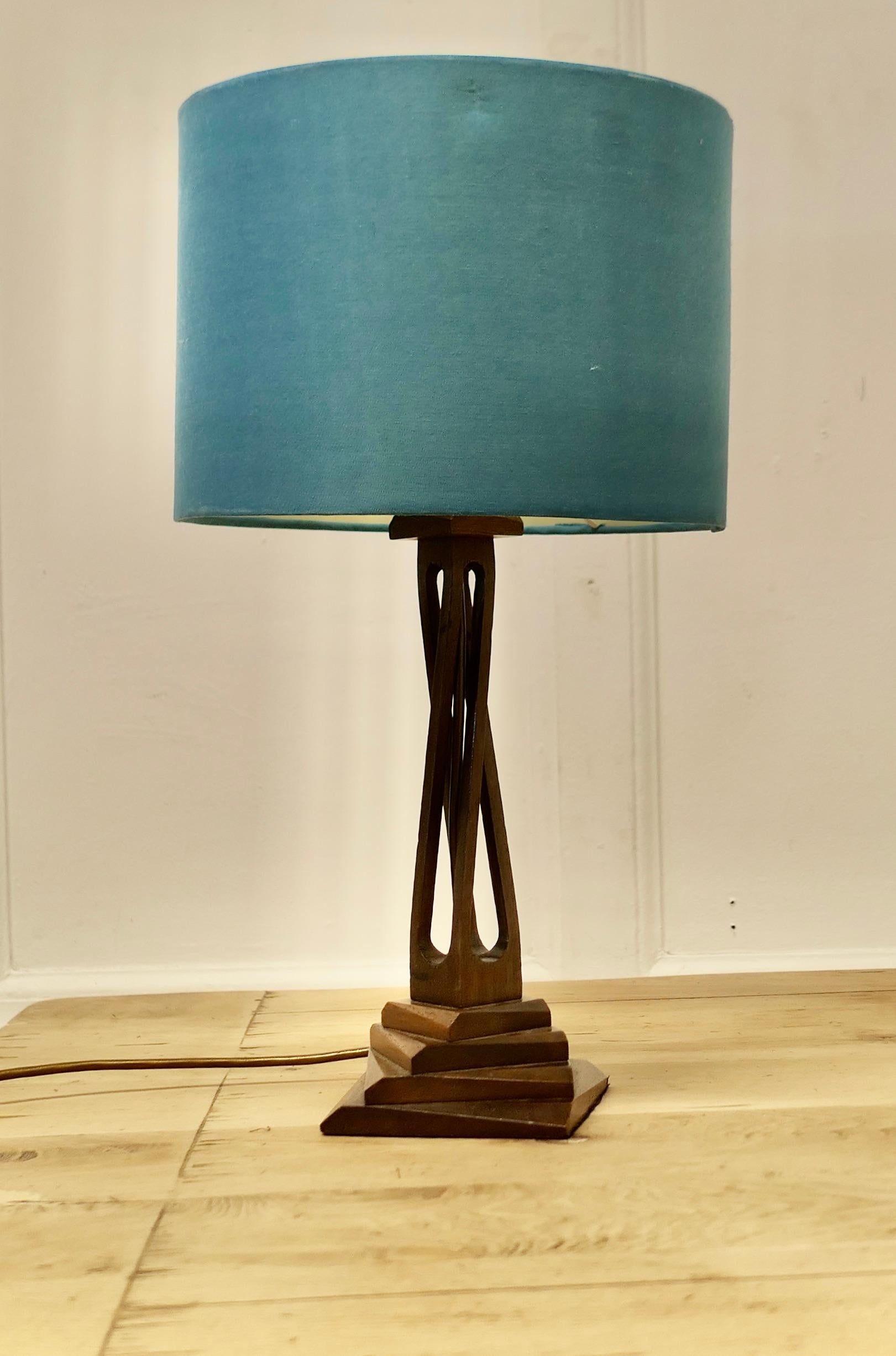 Noyer Lampe de table moderniste des années 1960, sculptée à la main  Une pièce délicieuse en vente
