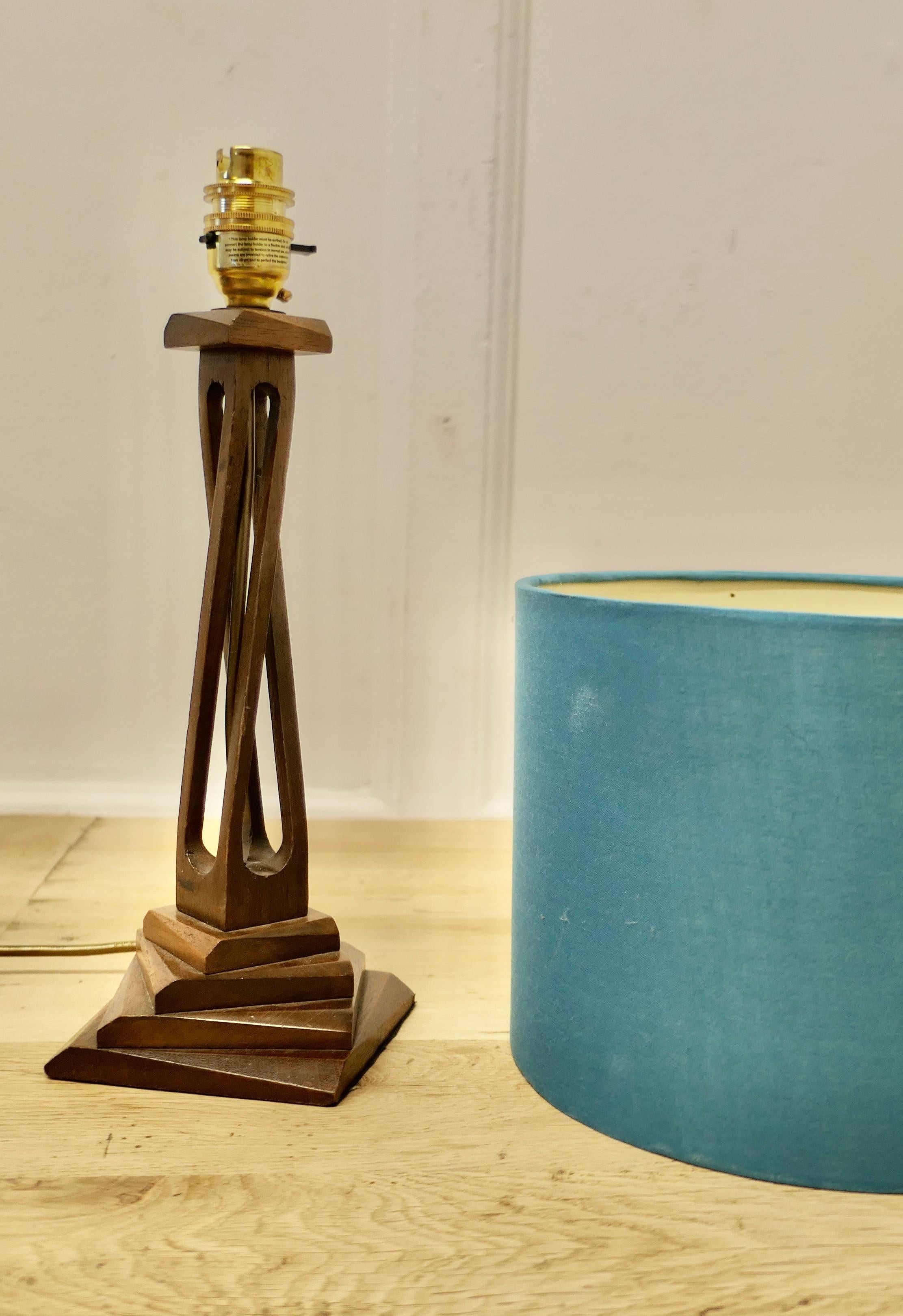 Lampe de table moderniste des années 1960, sculptée à la main  Une pièce délicieuse en vente 1