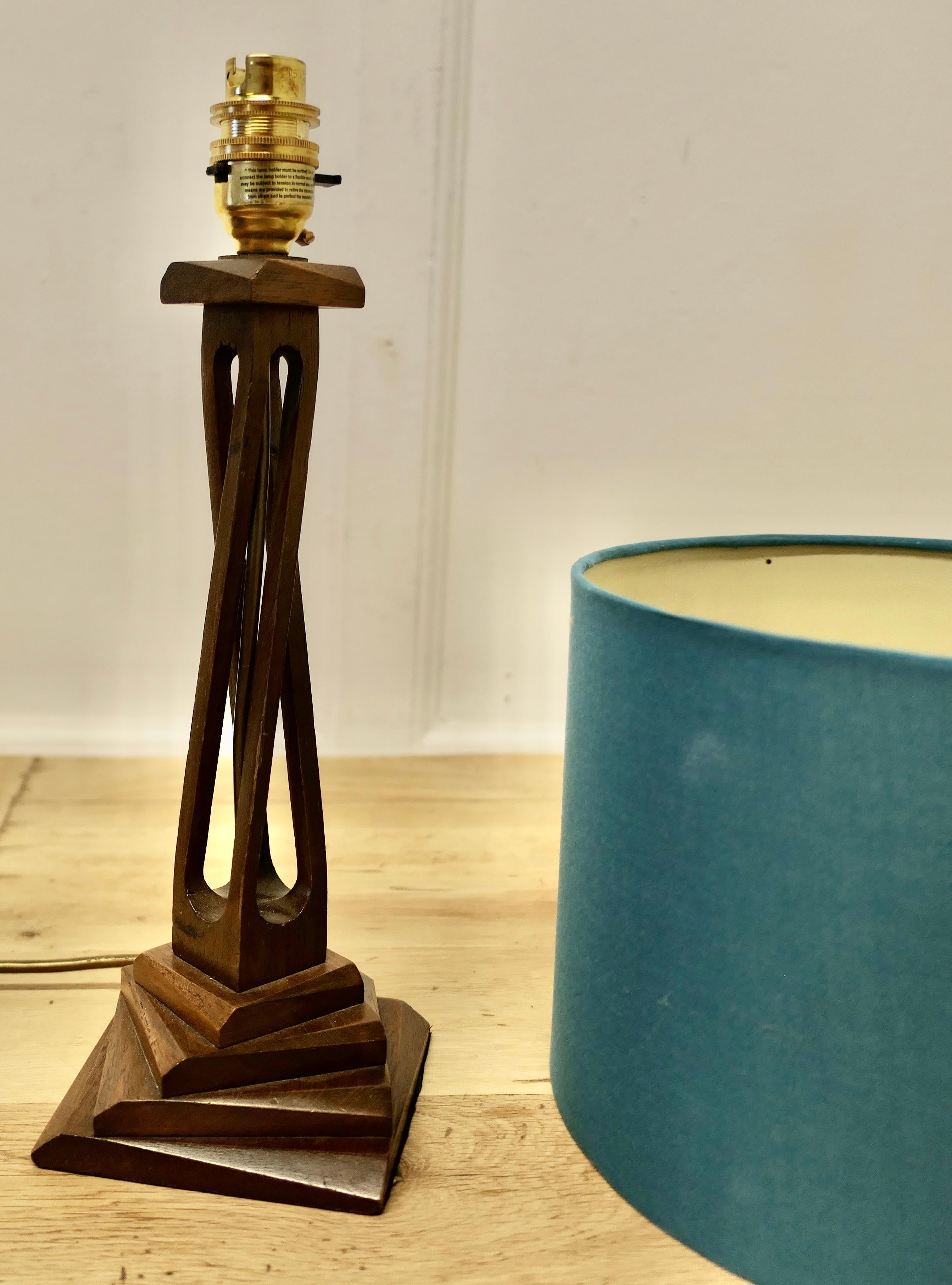 Lampe de table moderniste des années 1960, sculptée à la main  Une pièce délicieuse en vente 2