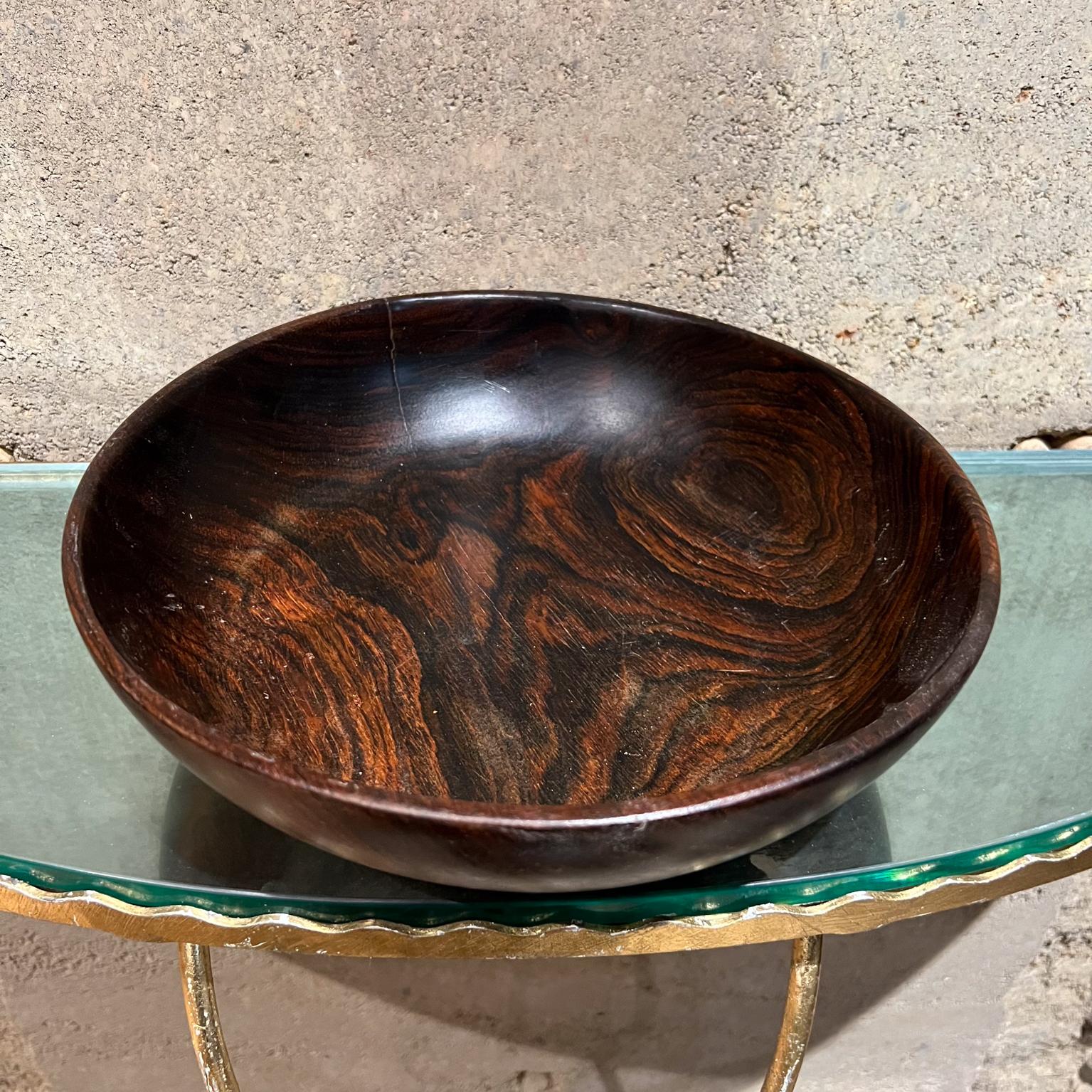 1960s Modern organic Rosewood Bowl 
Beautiful vintage organic lines
Hand turned wood
midcentury modern style of Rude Osolnik
Unsigned.
3 tall x 11.5 diameter
Preowned original vintage unrestored stable condition
note stress crack present.
Refer to