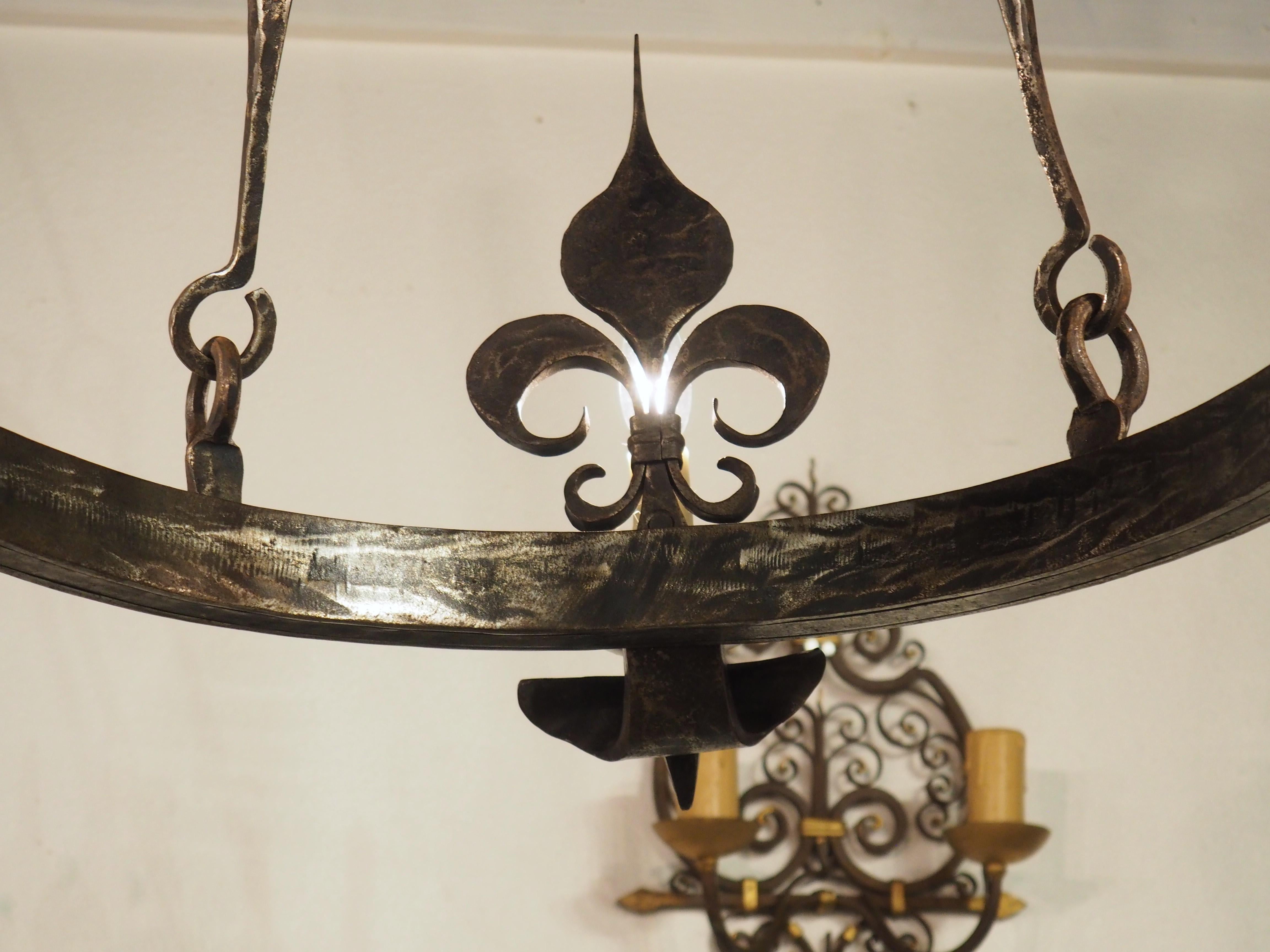 Ovaler Fleur De Lys-Kronleuchter aus handgeschmiedetem Eisen aus der Bretagne, Frankreich, 1960er Jahre (Mittelalterlich) im Angebot