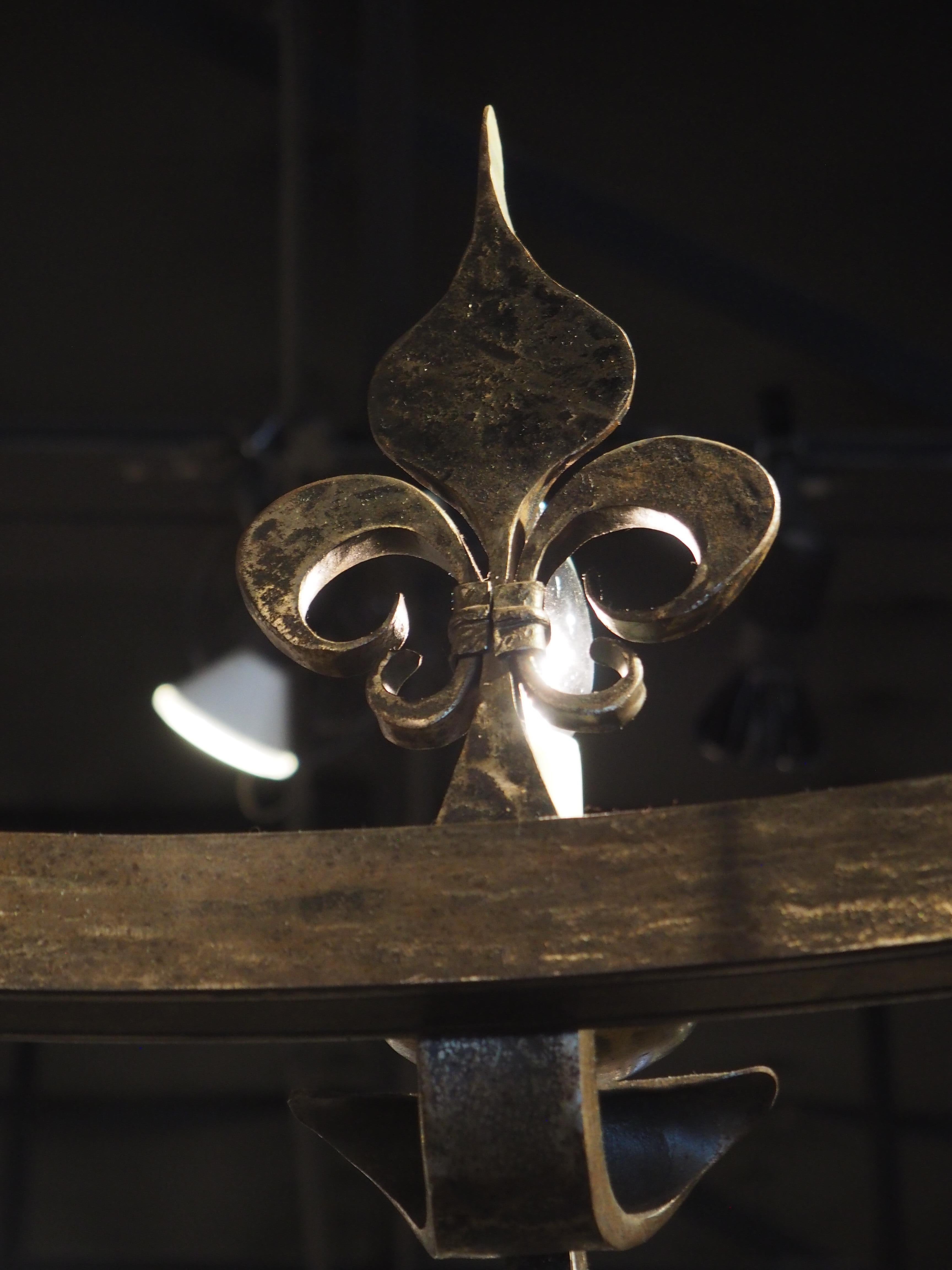 Ovaler Fleur De Lys-Kronleuchter aus handgeschmiedetem Eisen aus der Bretagne, Frankreich, 1960er Jahre (Metall) im Angebot