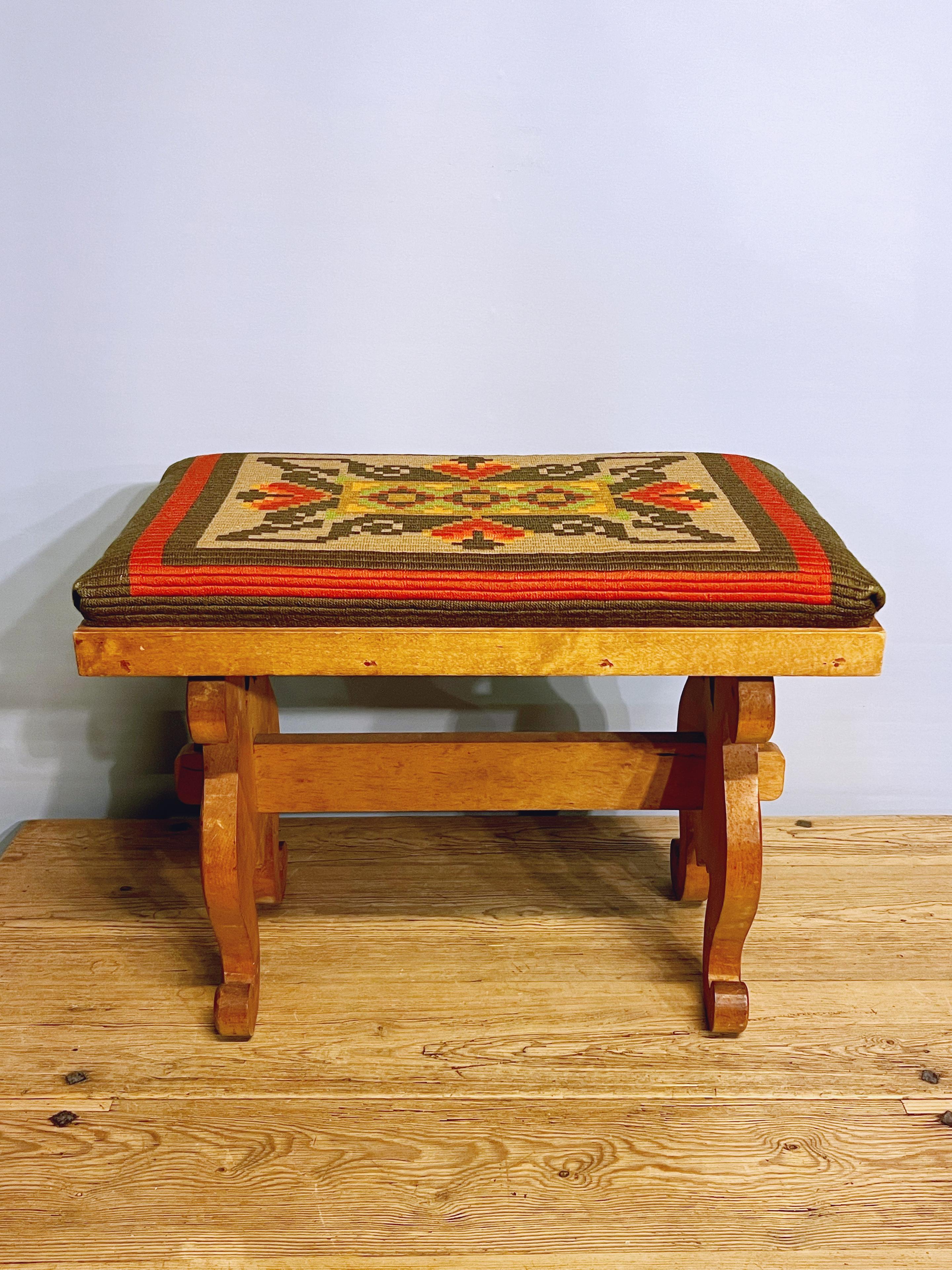 Norvegese Sgabello artigianale del 1960 - Arte popolare rustica con seduta in lana intrecciata a mano, Norvegia in vendita