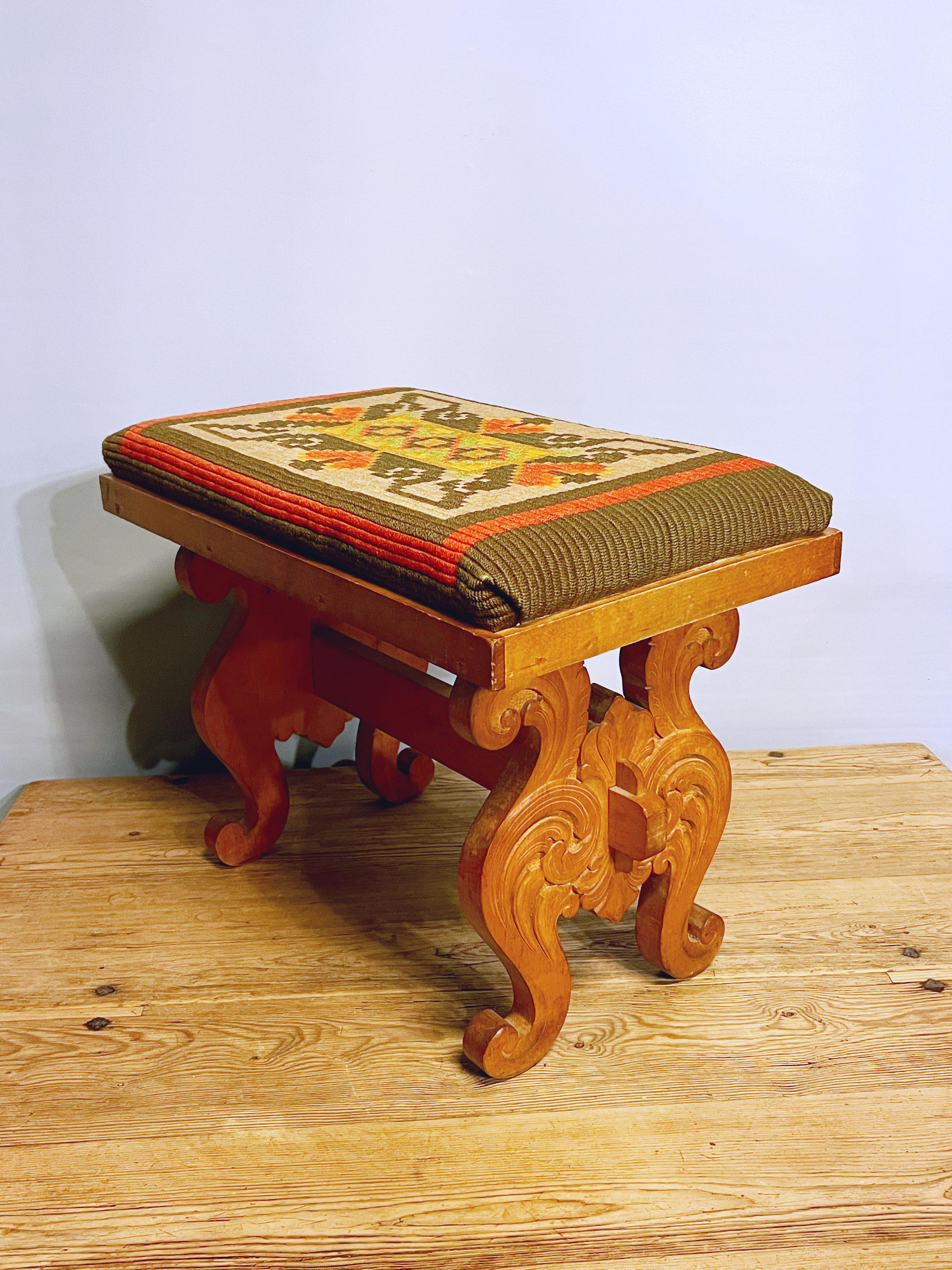 Fatto a mano Sgabello artigianale del 1960 - Arte popolare rustica con seduta in lana intrecciata a mano, Norvegia in vendita