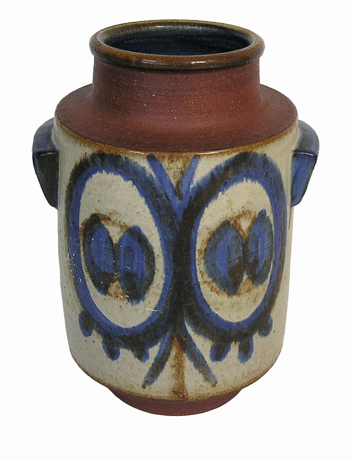 A large pottery planter/vase from the 1960s designed by Svend Aage Jensen for Soholm of Denmark. Uniquely crafted with handles to either side and featuring a neutral earthtone base glaze decorated in a blue and brown hand-painted design. Very good