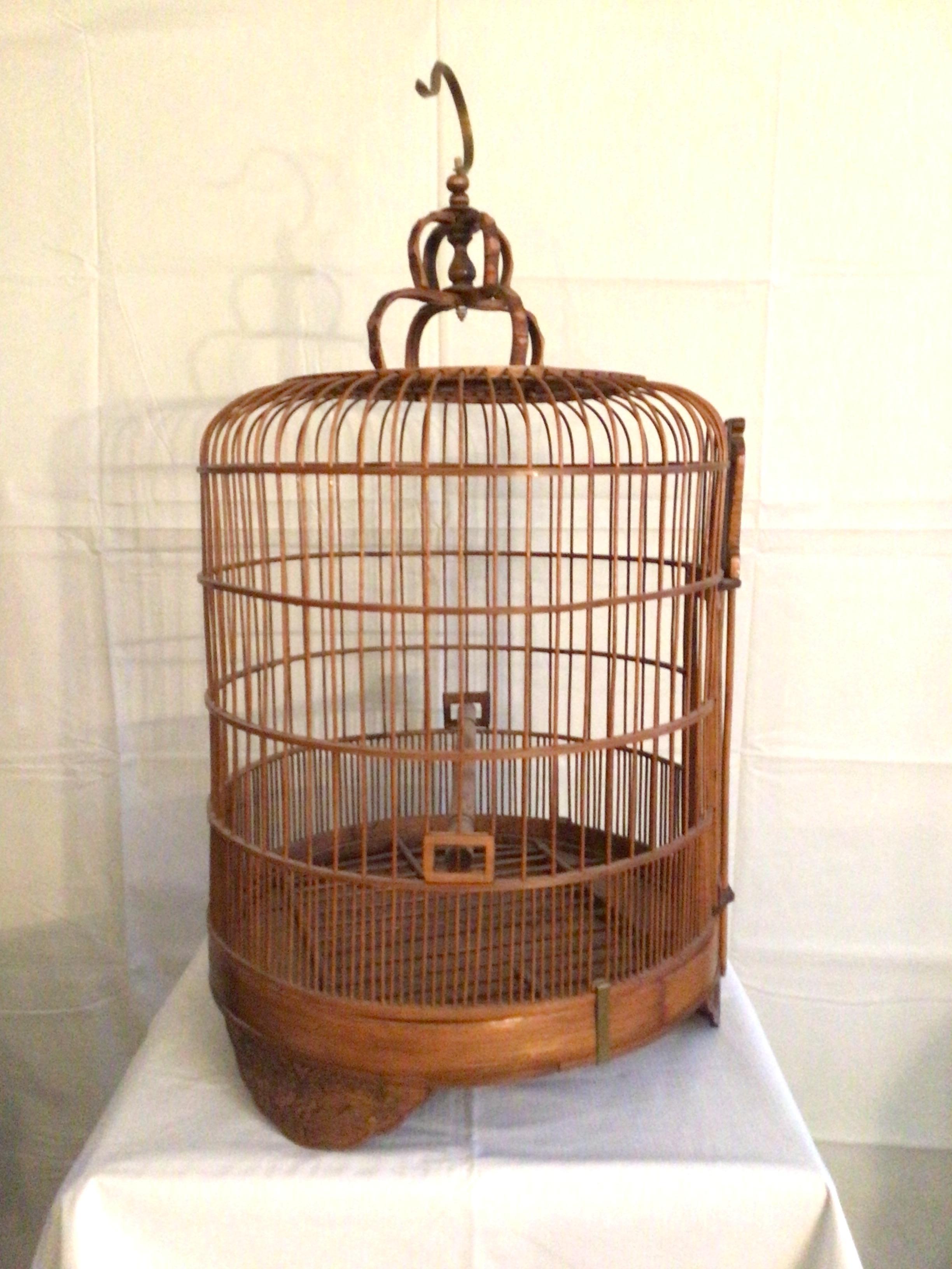 Sculpté 1960s Handmade Bamboo Wood Birdcage With Brass Hook (cage à oiseaux en bois de bambou avec crochet en laiton)  en vente
