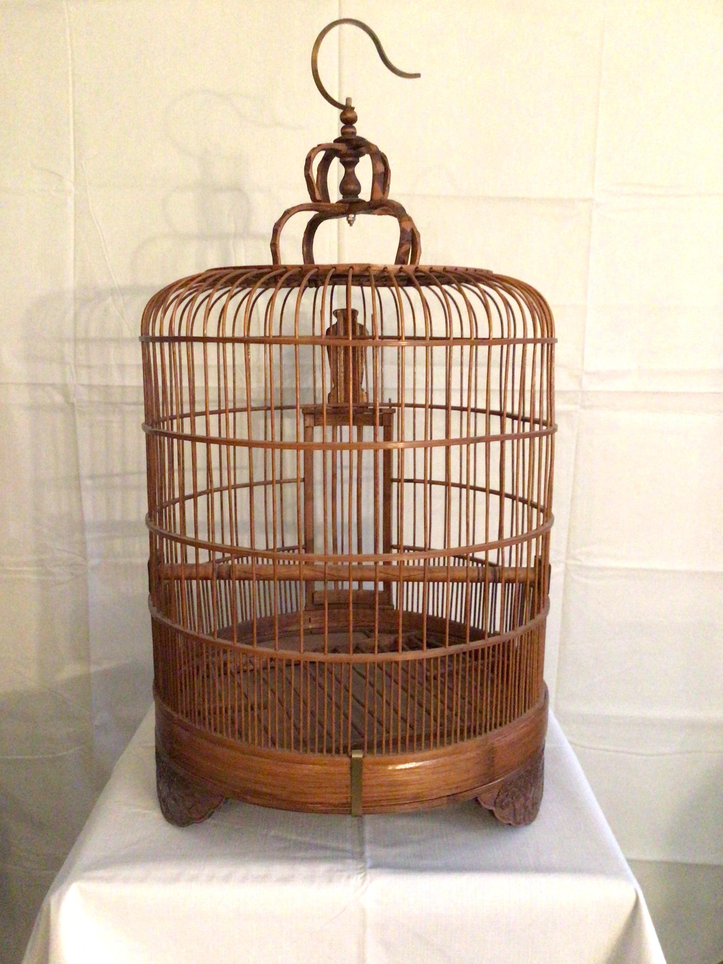 1960s Handmade Bamboo Wood Birdcage With Brass Hook (cage à oiseaux en bois de bambou avec crochet en laiton)  Bon état - En vente à Tarrytown, NY