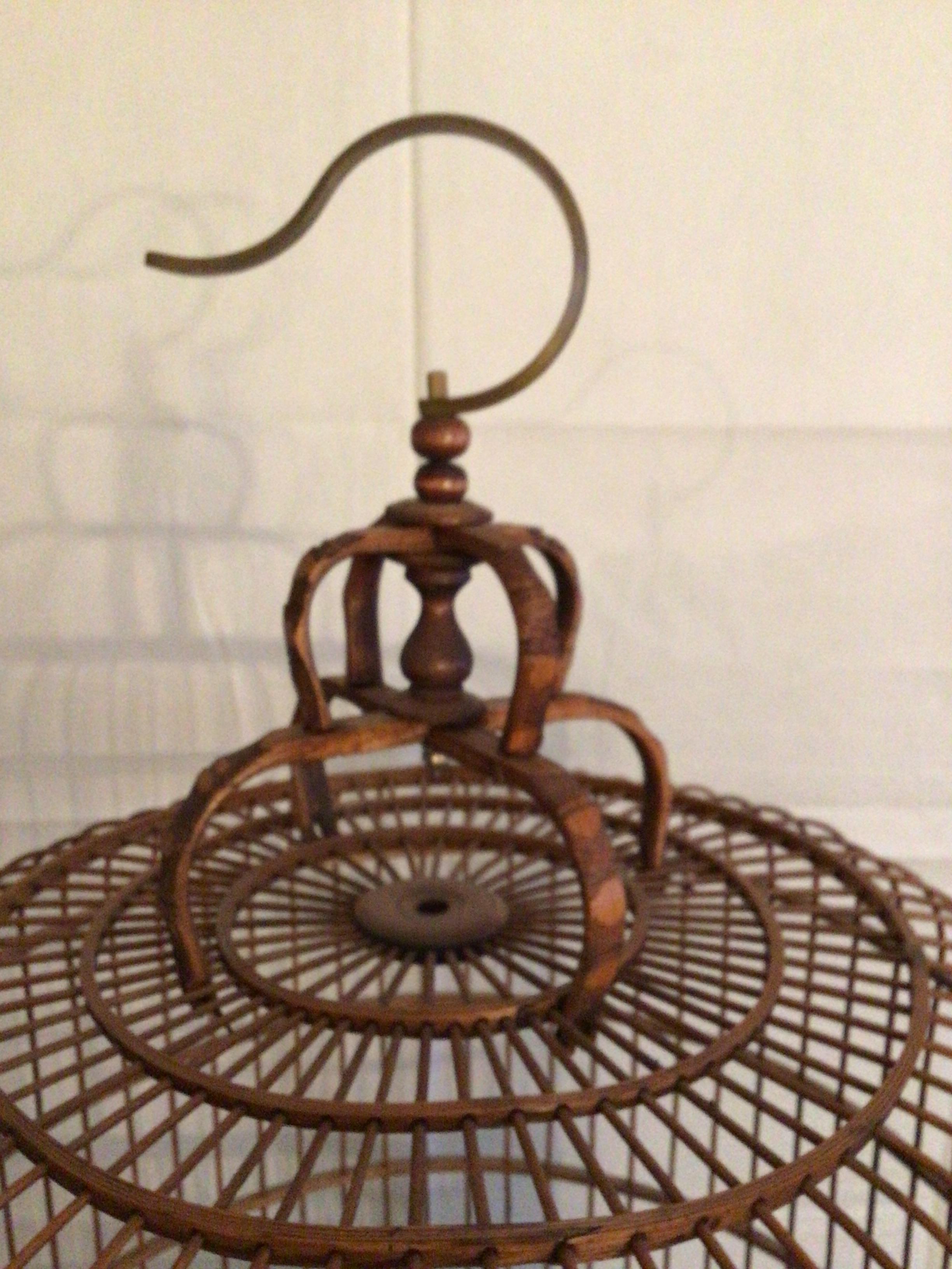 Milieu du XXe siècle 1960s Handmade Bamboo Wood Birdcage With Brass Hook (cage à oiseaux en bois de bambou avec crochet en laiton)  en vente