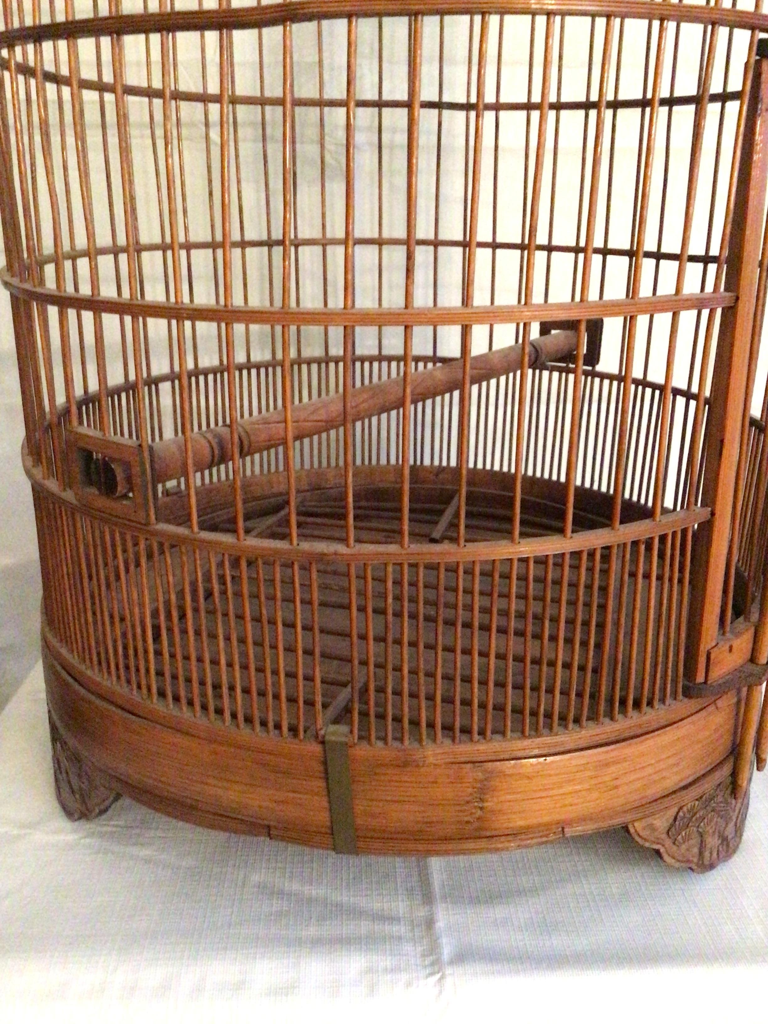 1960s Handmade Bamboo Wood Birdcage With Brass Hook (cage à oiseaux en bois de bambou avec crochet en laiton)  en vente 3