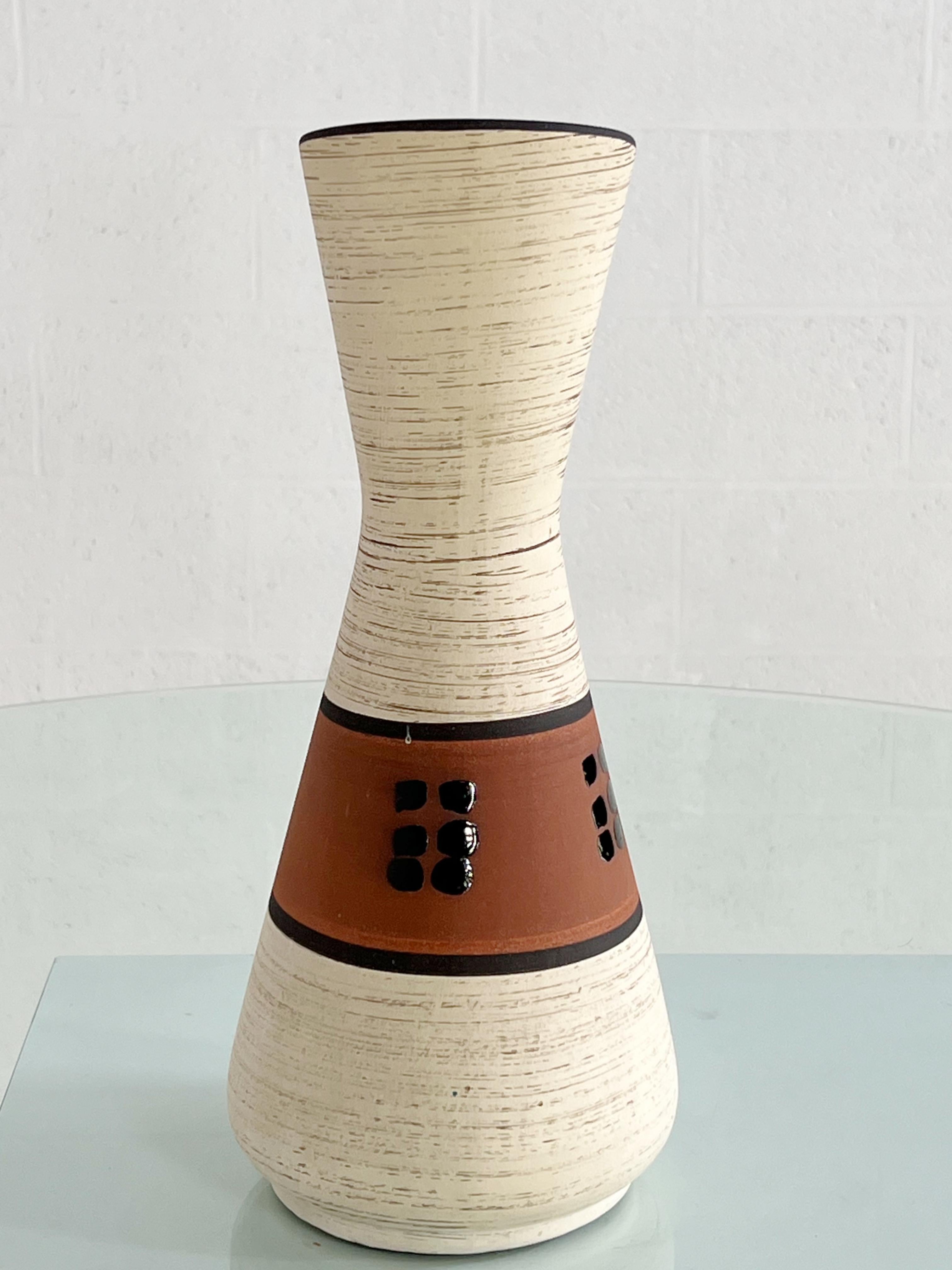 Vase pichet en céramique fait à la main dans les années 1960 avec des couleurs beige, noir et marron à l'extérieur et une belle glaçure turquoise à l'intérieur.