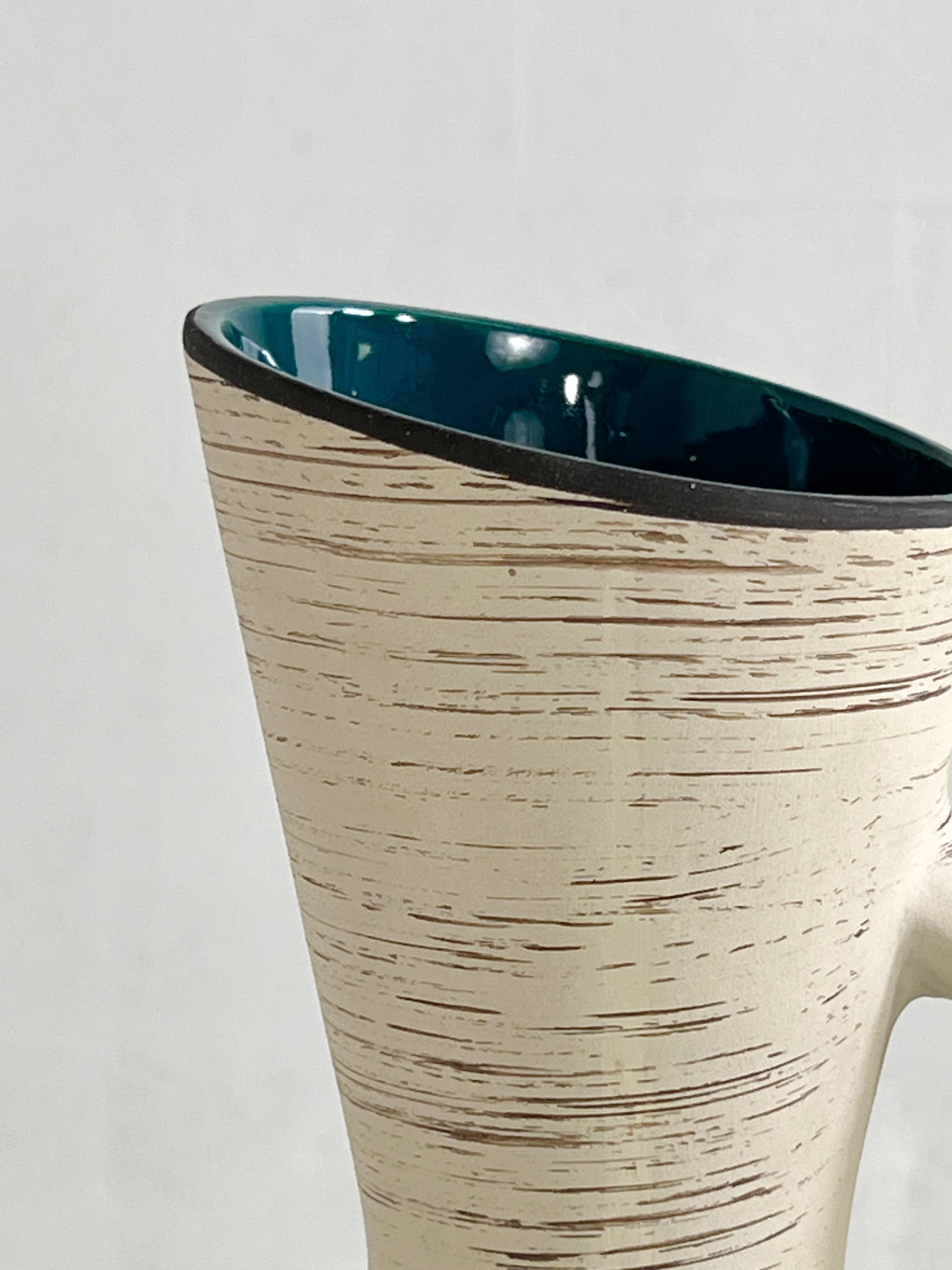 Européen Vase-pichet en céramique fait main des années 1960 en vente