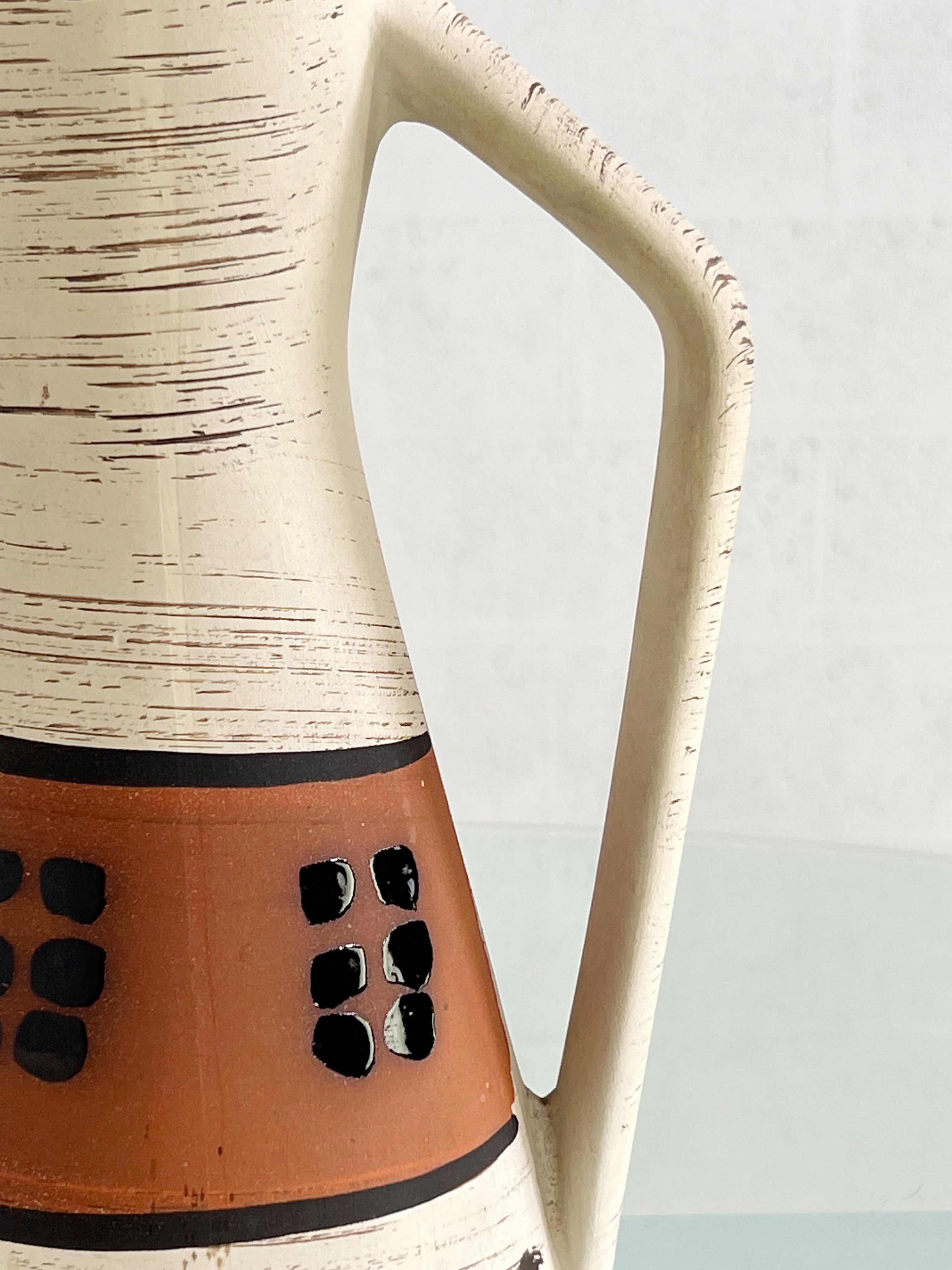 Milieu du XXe siècle Vase-pichet en céramique fait main des années 1960 en vente
