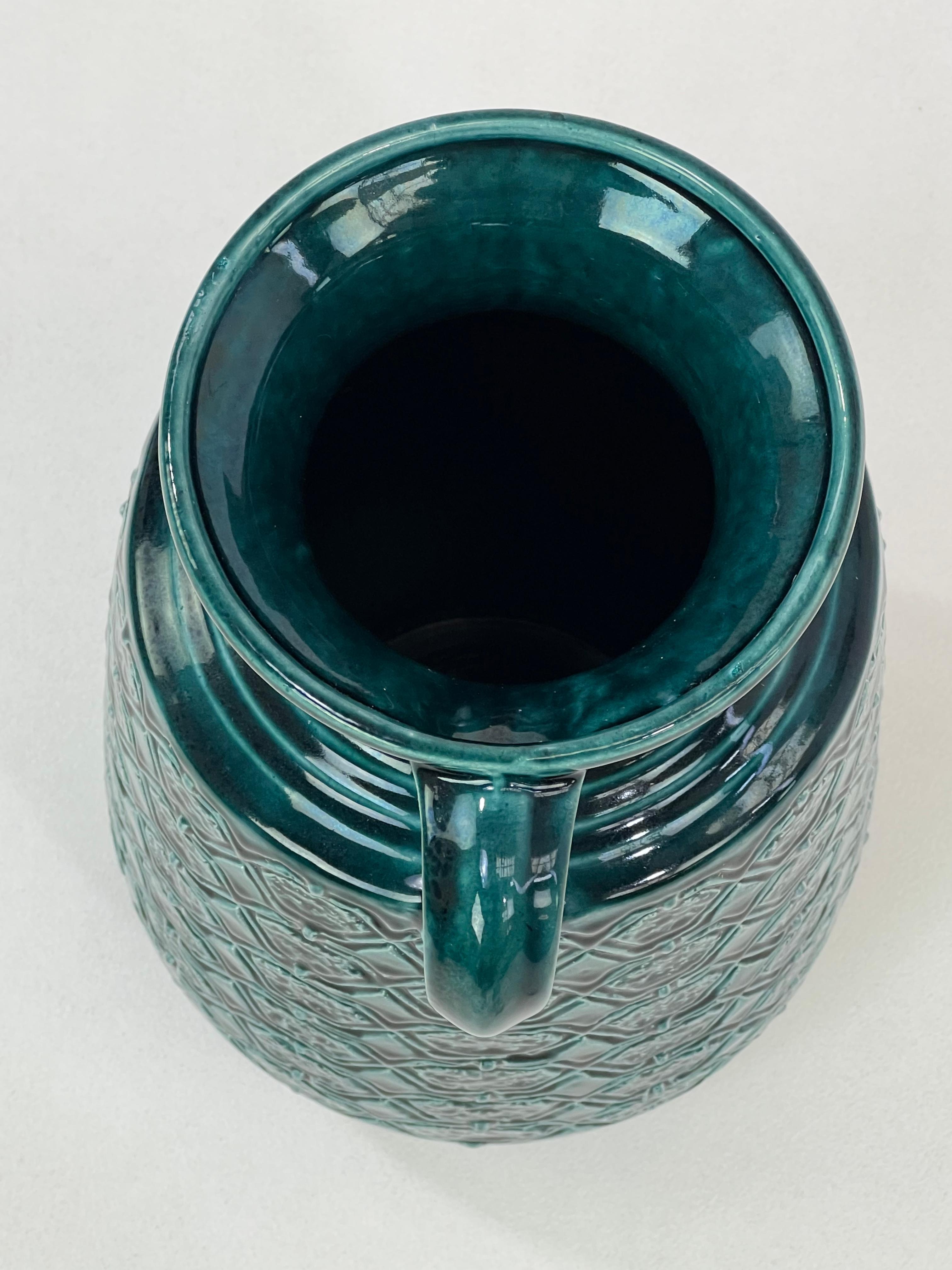Vase-pichet en céramique fait main des années 1960 en vente 1