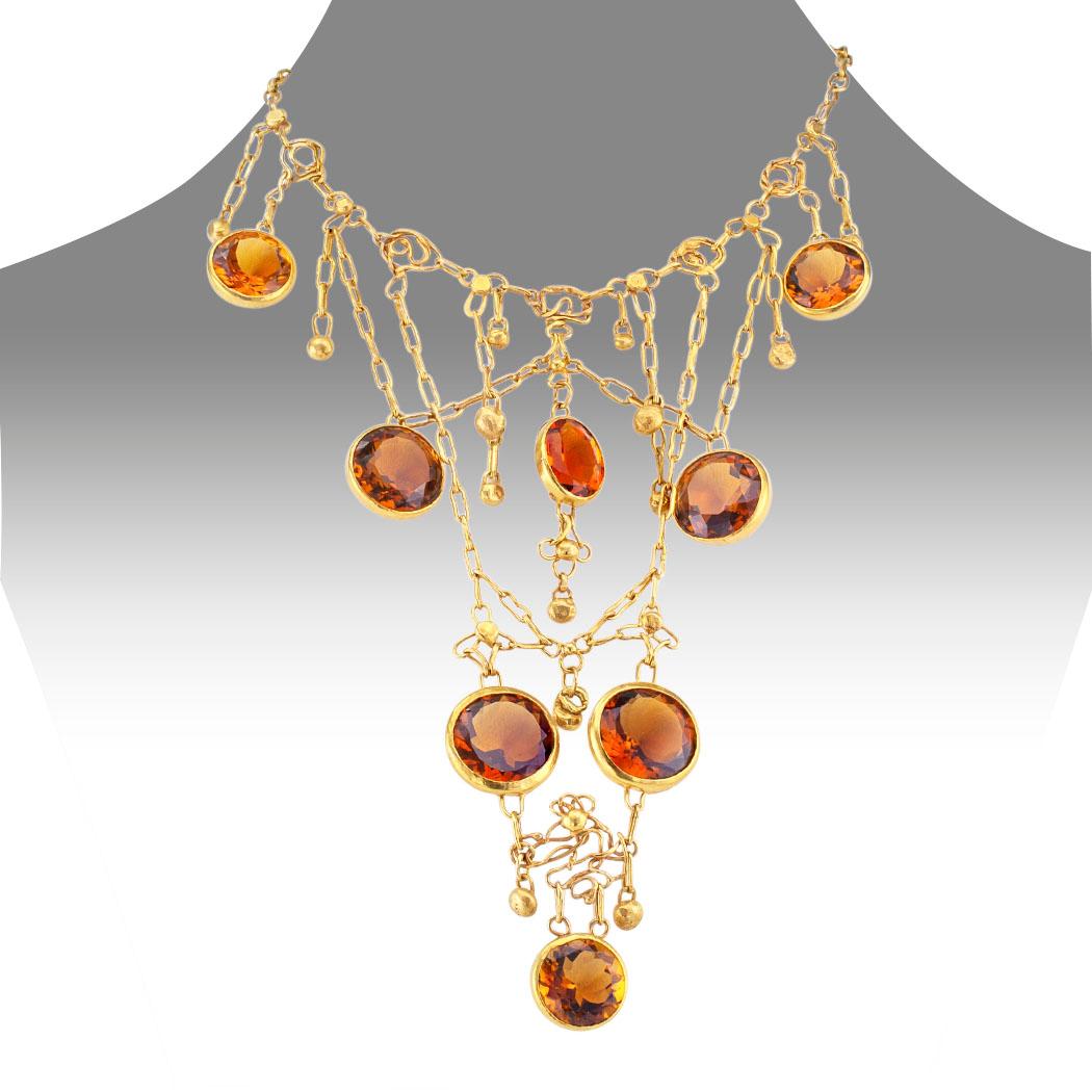  Halskette aus Madeira-Citrin und Gelbgold mit Latz um 1960. 

ÜBER DIESEN ARTIKEL:  N1380  Diese handgefertigte Halskette ist auf der Vorderseite mit einem Kaskadenmotiv verziert, das aus einer organischen Anordnung von Golddrahtarbeiten besteht,