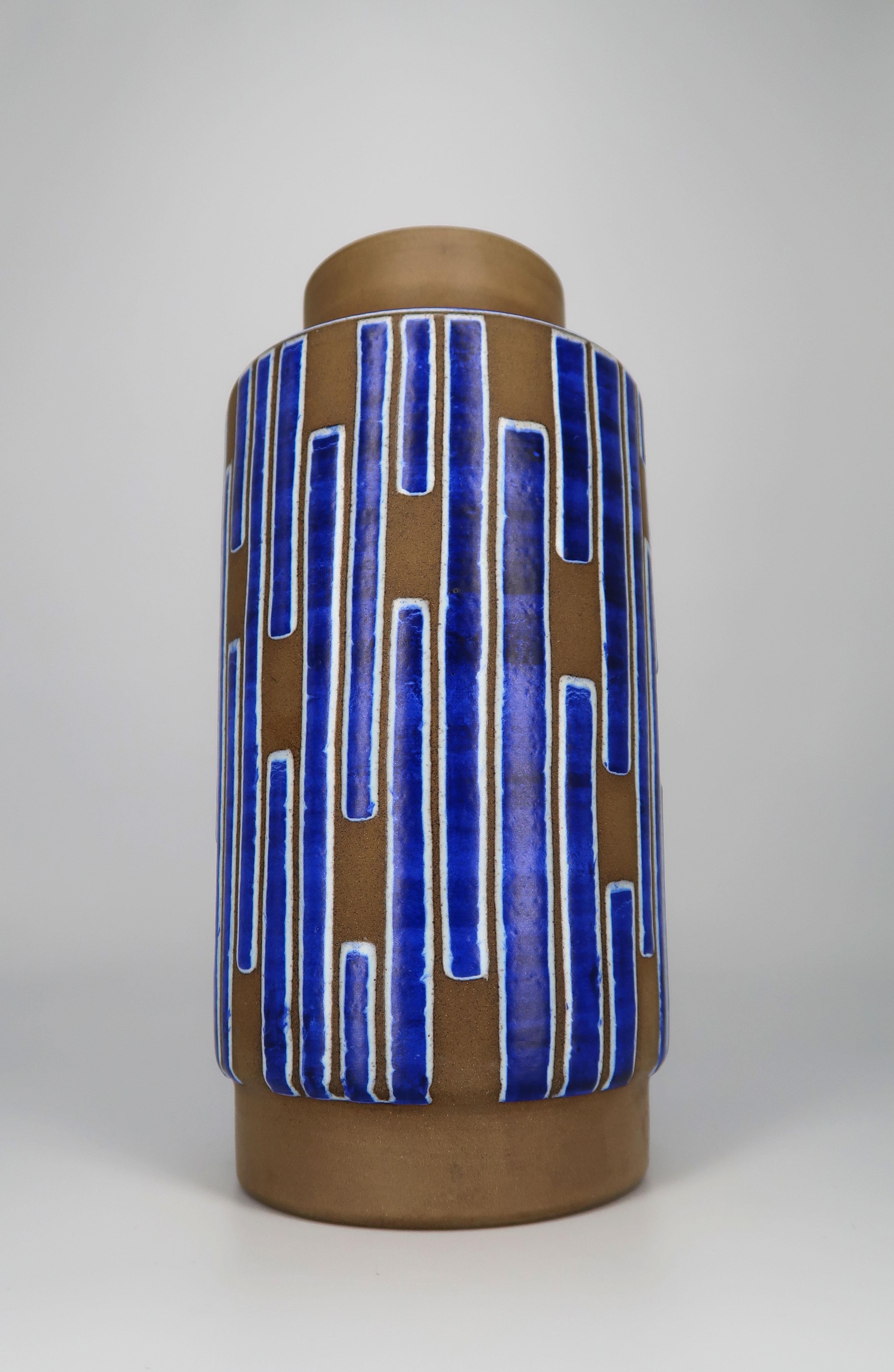 Magnifique vase danois décoré à la main en bleu cobalt lustré, blanc craie et céramique brute, datant des années 1960. Fabriqué en Nouvelle-Zélande par Schollert Keramik. Épaisses rayures asymétriques bleu cobalt brillant avec un contour blanc sur
