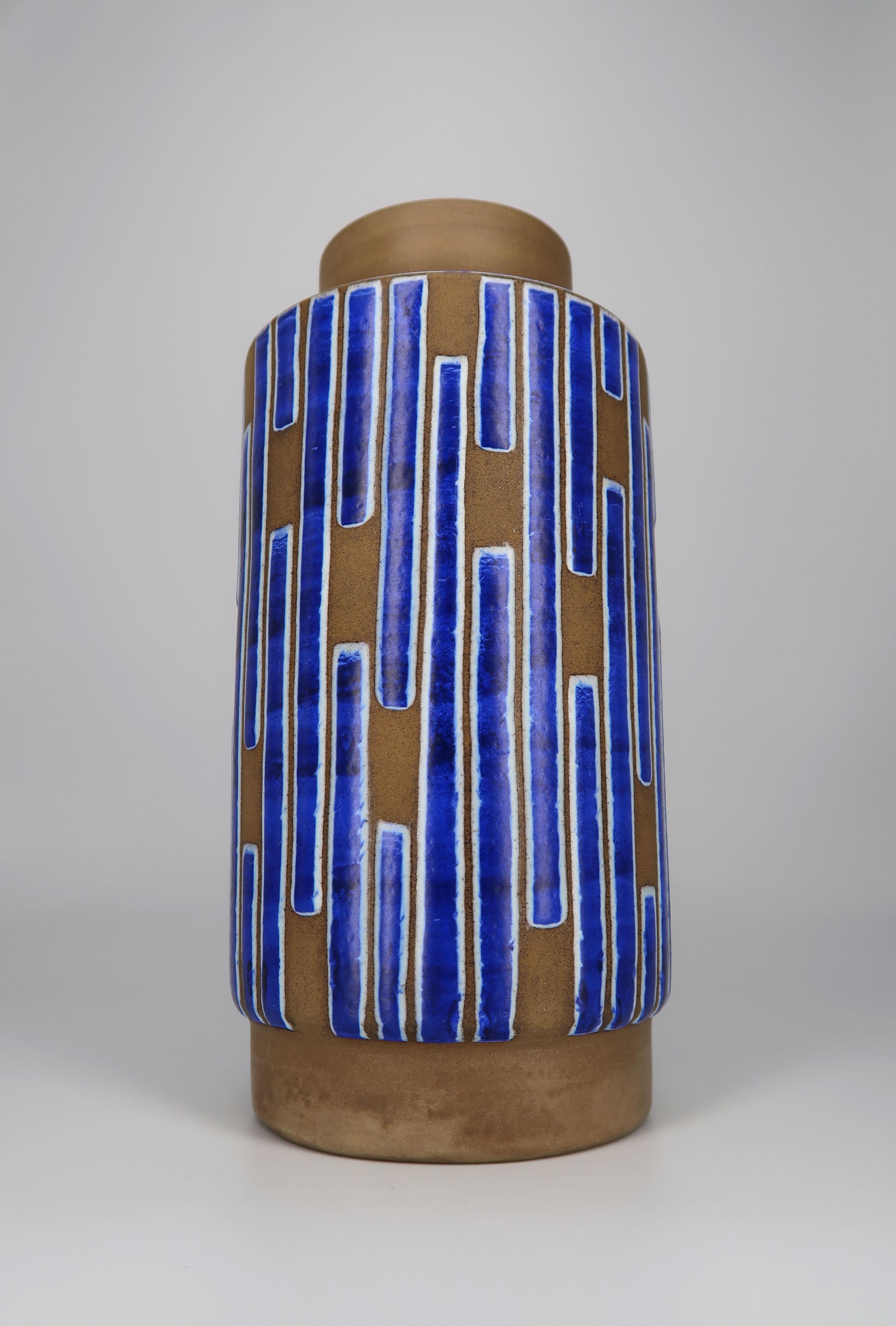 Mid-Century Modern Vase en céramique à rayures bleu cobalt, Danemark, années 1960 en vente