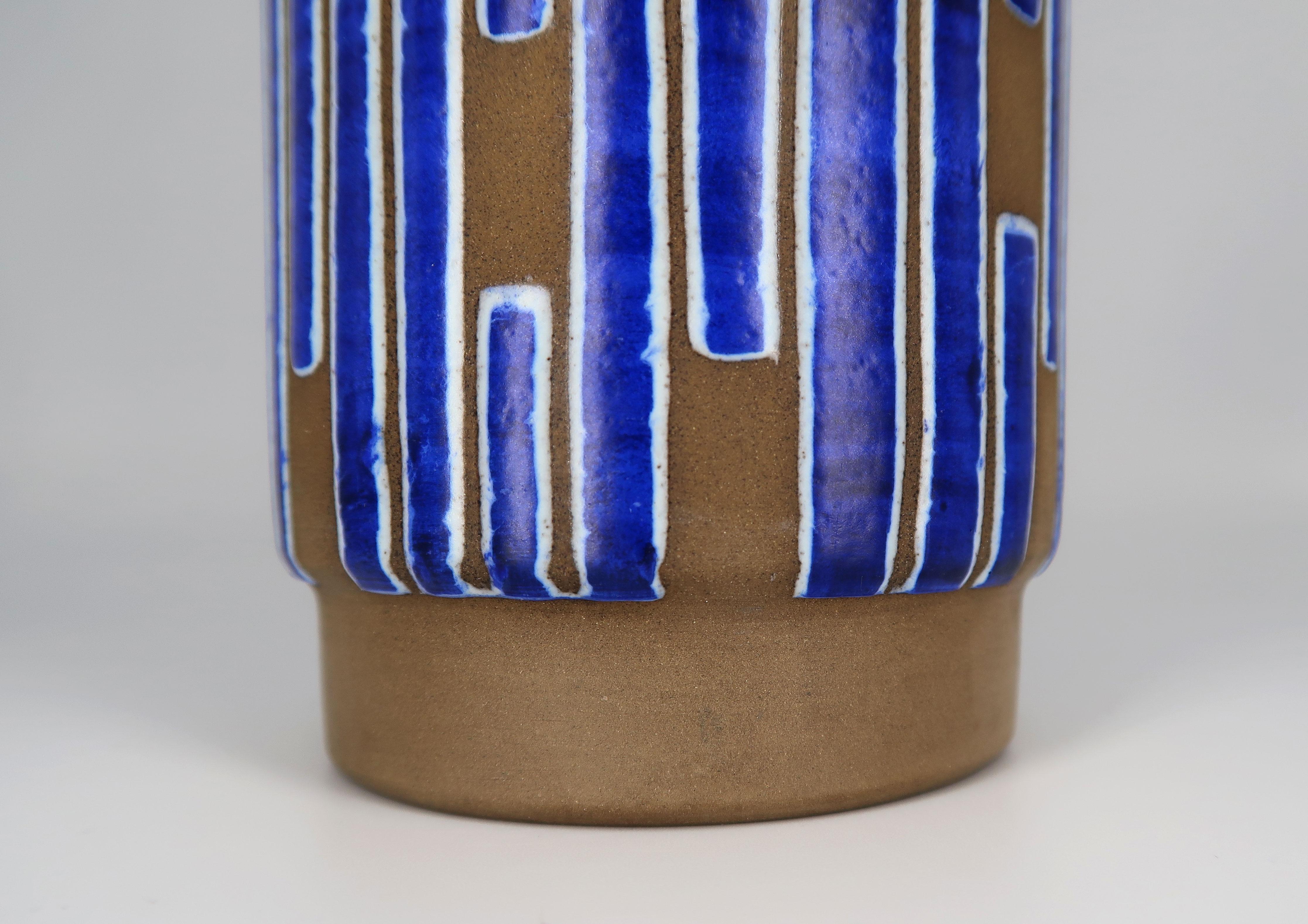 20ième siècle Vase en céramique à rayures bleu cobalt, Danemark, années 1960 en vente