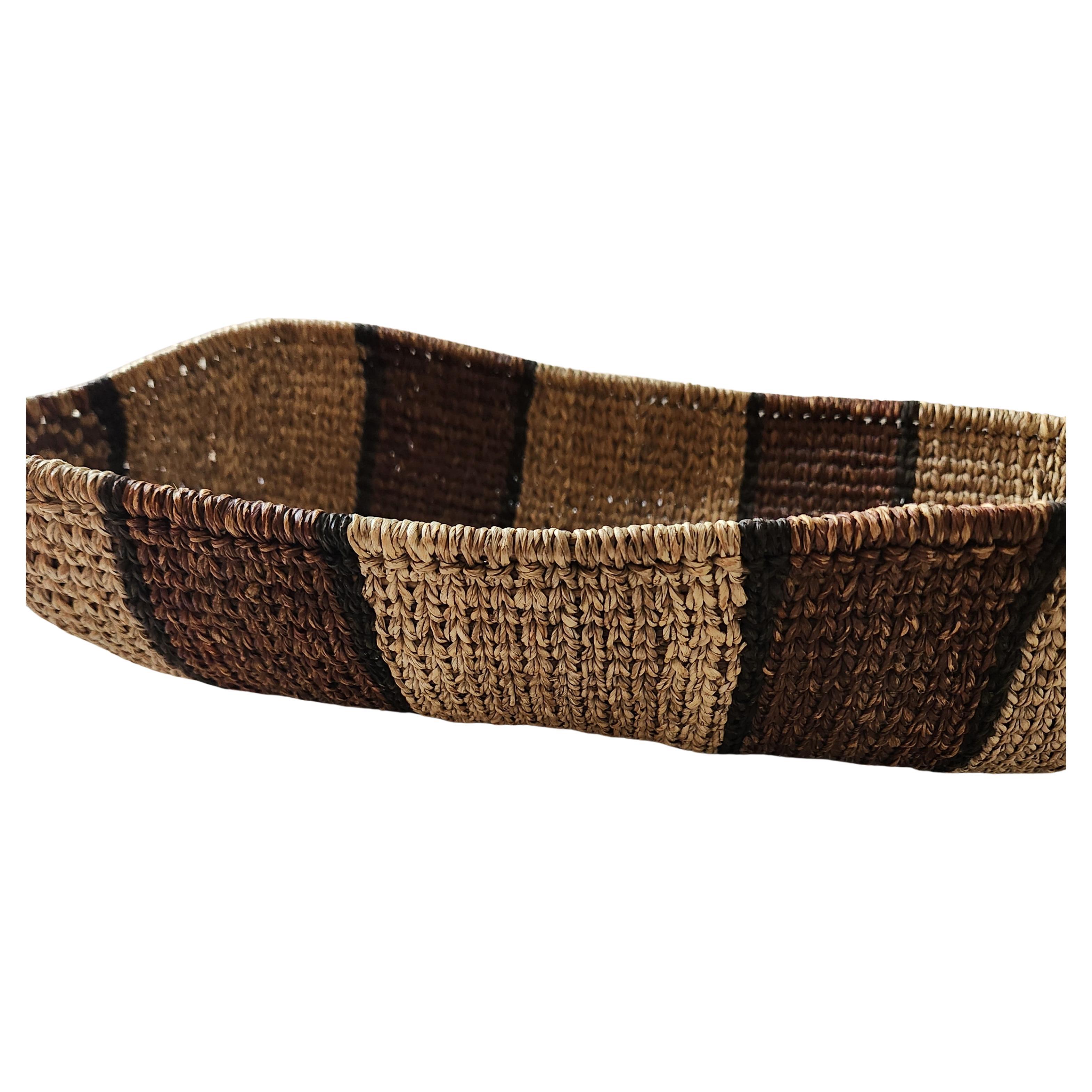 AMBIANIC présente
Vintage des années 1960 Canoë tissé à la main Corbeille à pain Bol à fruits Gambela éthiopien
21d x 3t x 8w
Etat original non restauré.
Se référer aux images