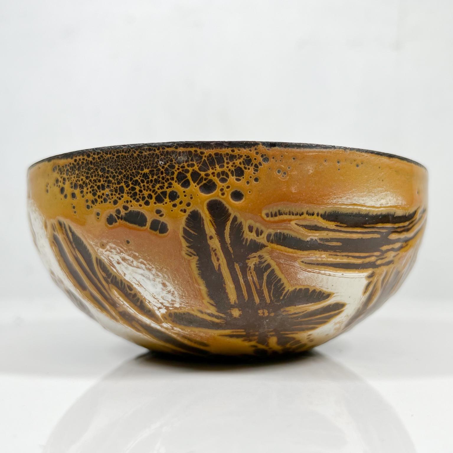 AMBIANIC presents

1960s Hanova of Pasadena artistic brown enamel on steel bowl California.
Enamel lava and crazing texturing technique on steel signifies Hanova Pasadena Pottery Art California
Measures: 5.75 x 2.5.
Preowned original unaltered
