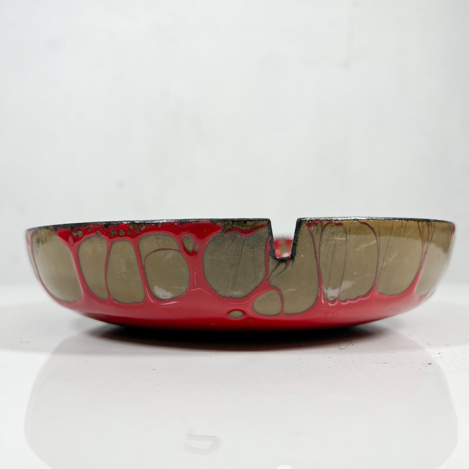 1960s Hanova of Pasadena enamel art on steel splashy red gold ashtray California.
Measures: 7.5 diameter x 1.63
Enamel bowl catchall ashtray by Hanova in red gold tones.
Unrestored vintage condition
See images please.
 