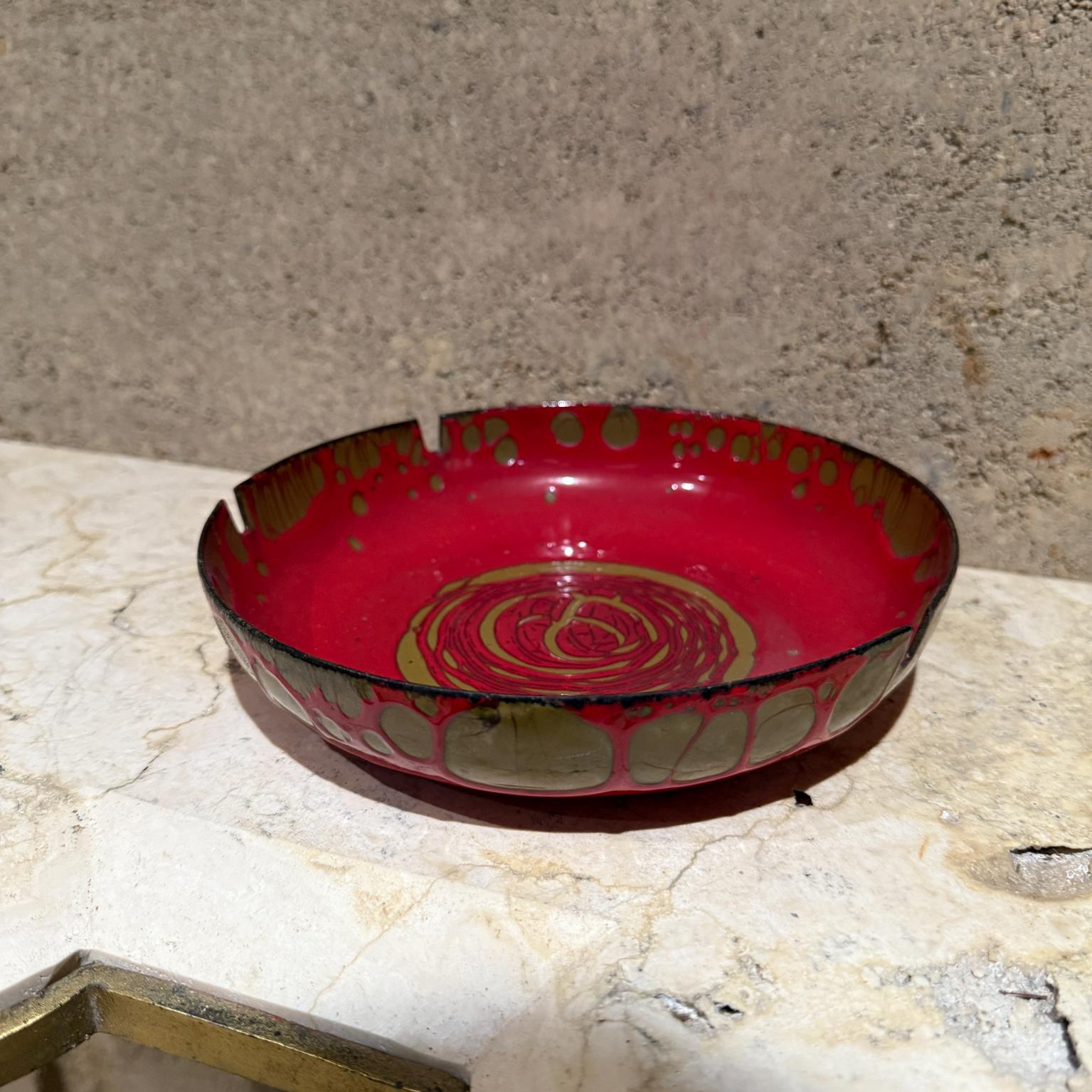 1960 Hanova of Pasadena Arte esmaltado sobre acero
Cenicero abstracto rojo dorado fabricado en California
7,63 de diámetro x 1,75
Estado vintage sin restaurar
Vea las imágenes, por favor.