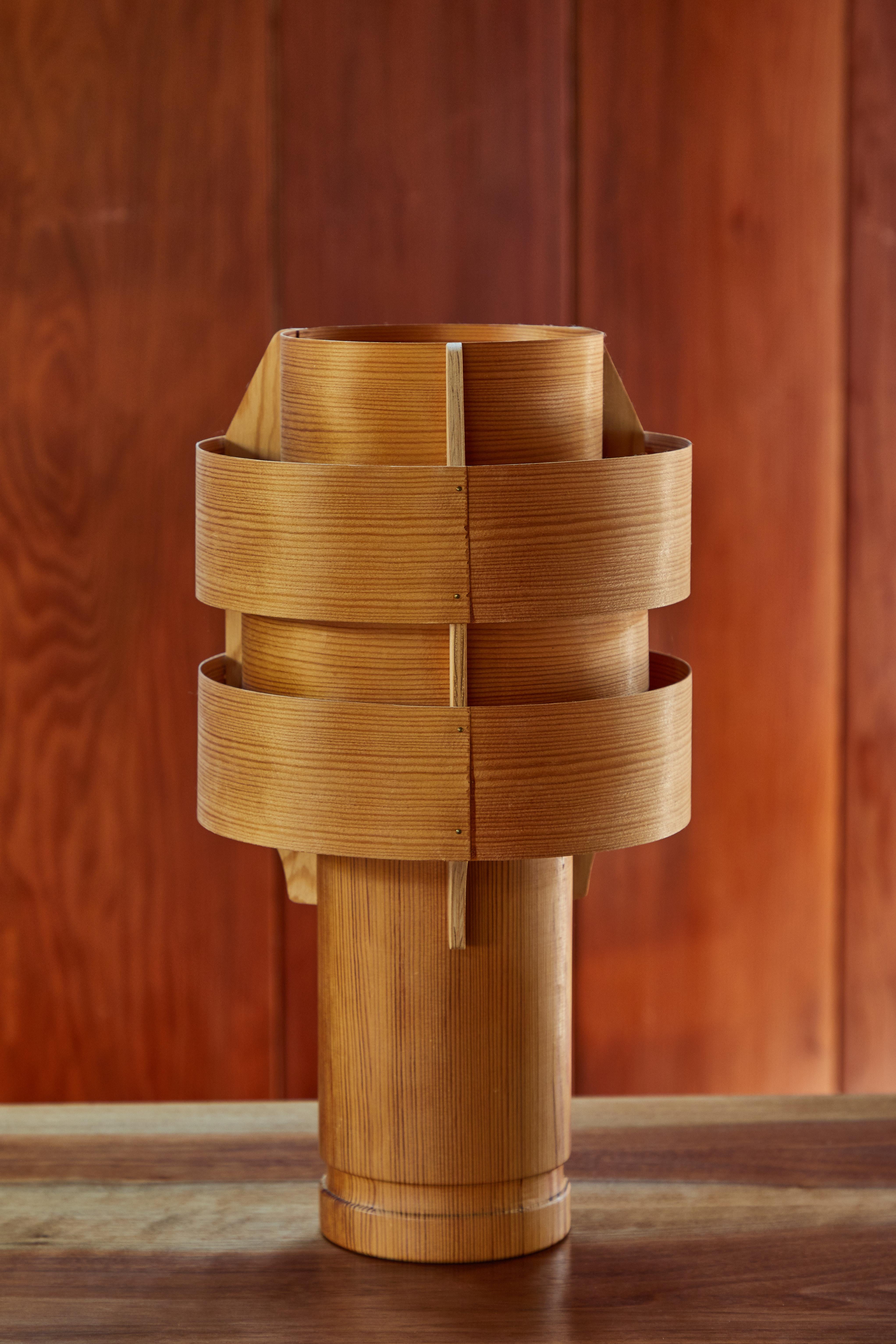 1960s Hans-Agne Jakobsson Model 243 wood table lamp for AB Ellysett. Designed and produced by Jakobsson in Markaryd, Sweden and executed in thin bentwood with solid wood base. A uniquely architectural and rare lamp that is so incredibly delicate in