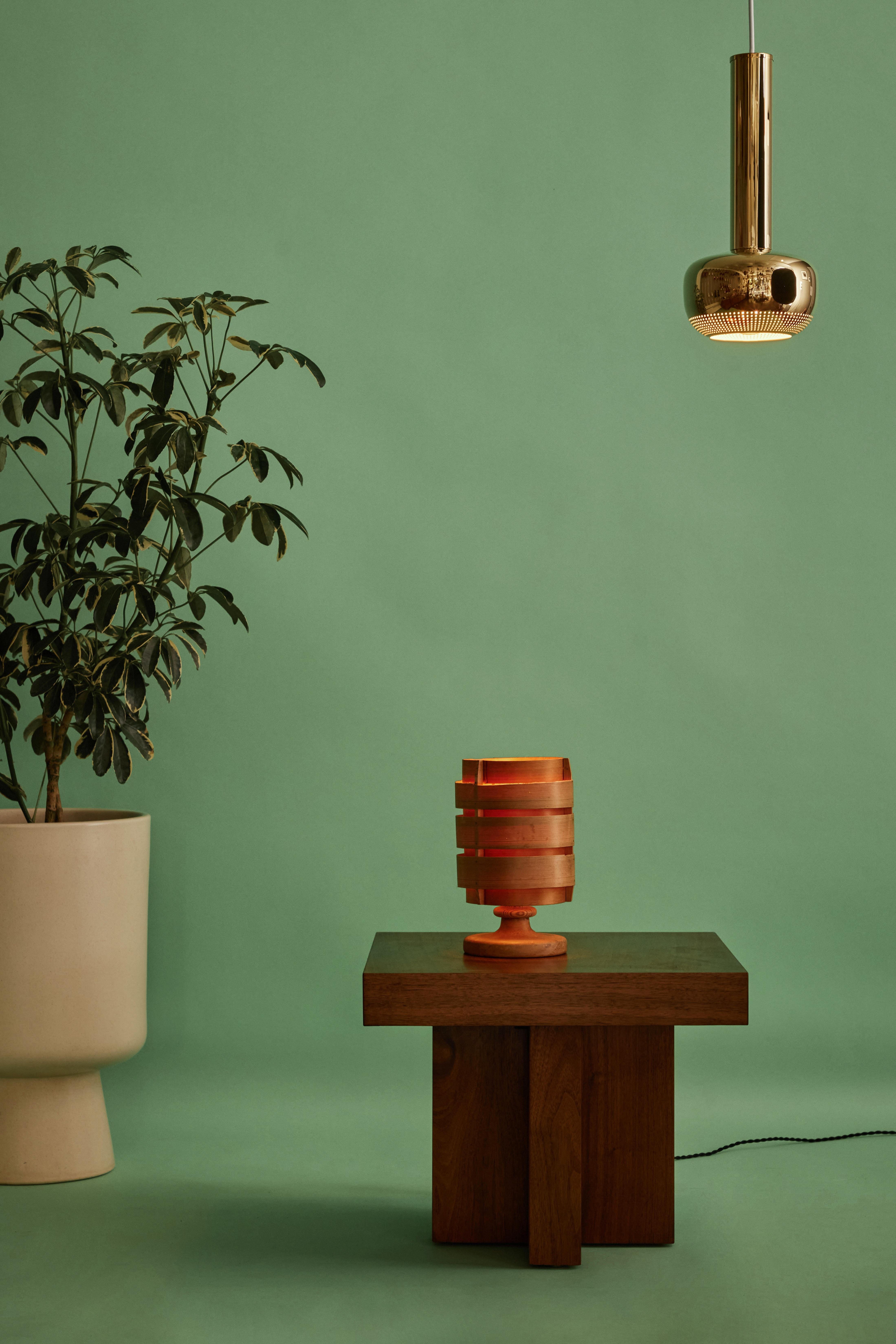 1960er Jahre Hans-Agne Jakobsson Modell B148 Holztischlampe für AB Ellysett. Entworfen und hergestellt von Jakobsson in Markaryd, Schweden, aus dünnem Bugholz mit massivem Holzgestell. Eine seltene und skulpturale Lampe, die von Sammlern weltweit