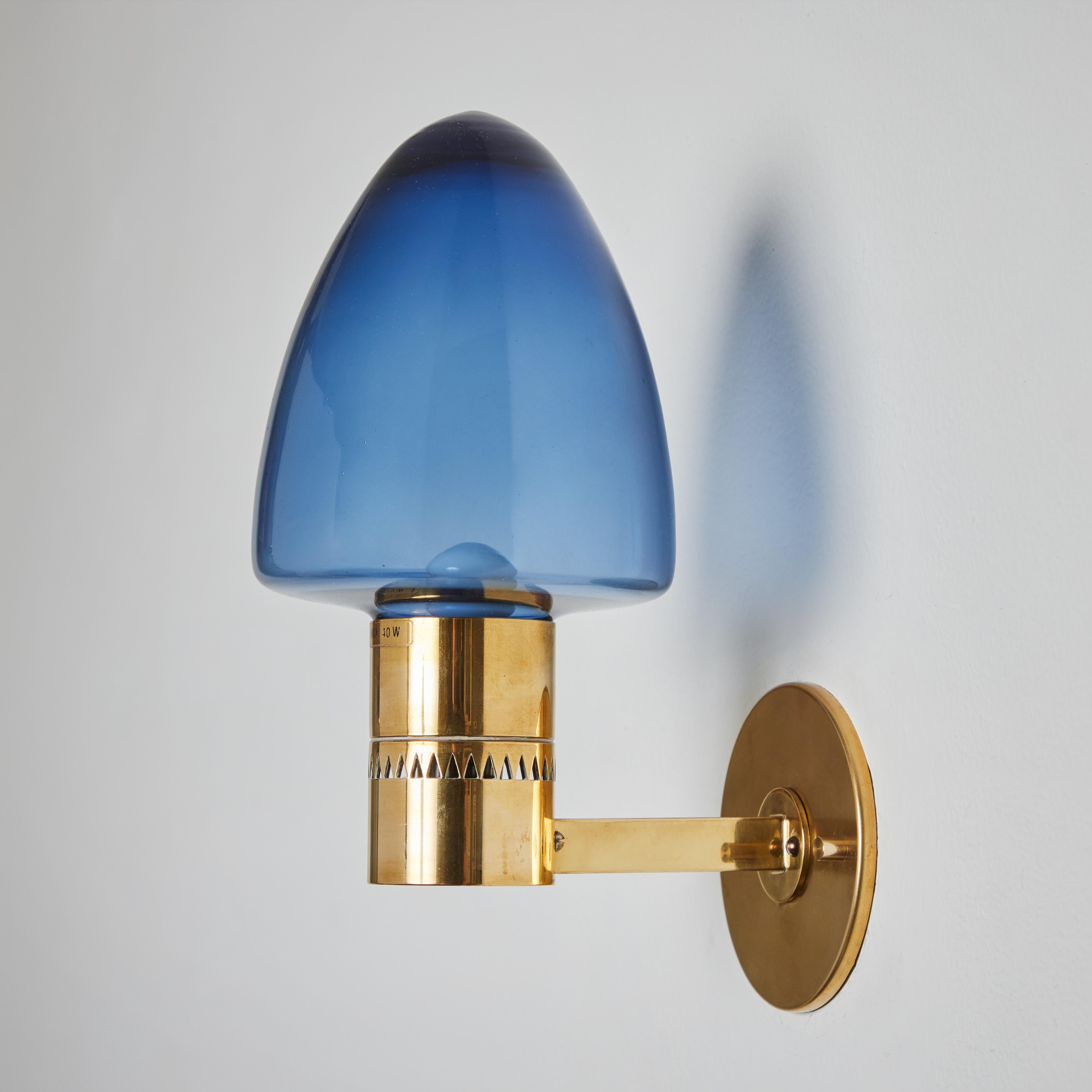1960s Hans-Agne Jakobsson Model V-220 Brass & Blue Glass Sconce for Markaryd In Good Condition For Sale In Glendale, CA