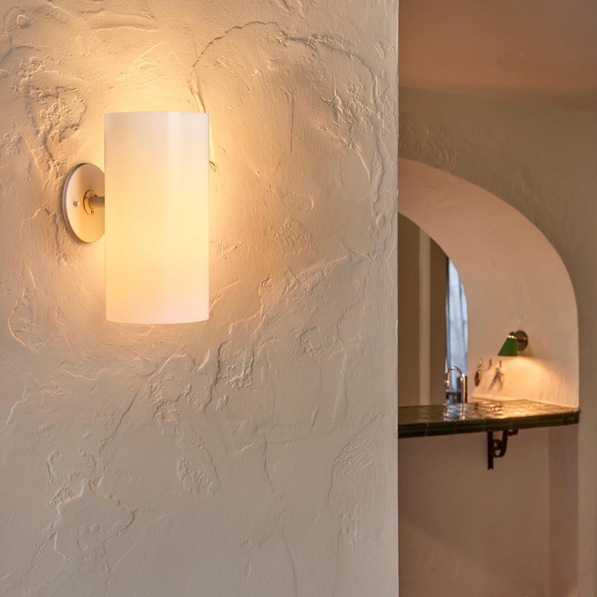 Lampade da parete cilindriche degli anni '60 di Hans-Agne Jakobsson modello #V157 per AB Ellysett Markaryd

Dal design architettonico e minimalista, realizzato in metallo verniciato bianco e lucite opalina, la V157 riprende il design dell'applique