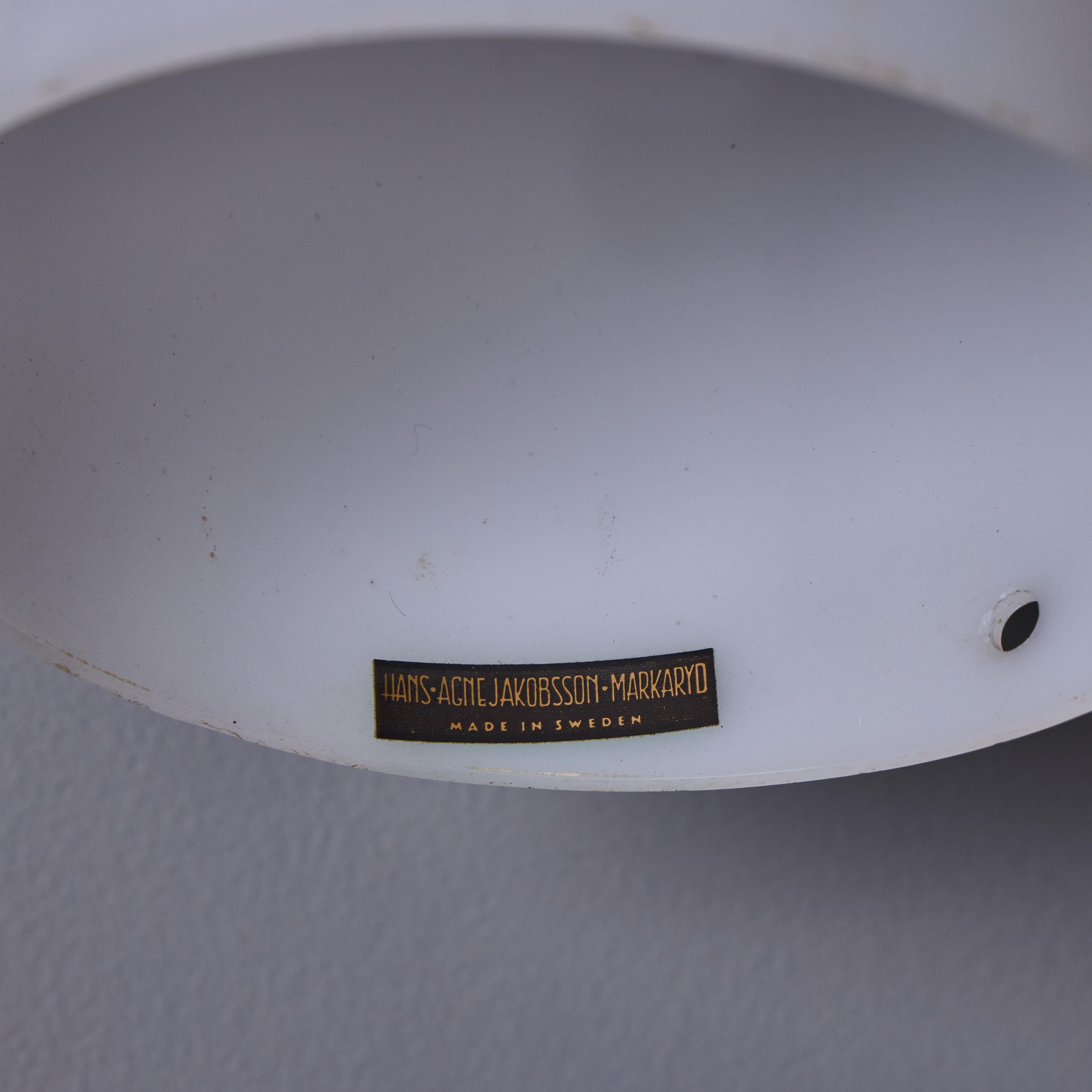 1960s Hans Agne Jakobsson Opaline Perspex and Chrome Table Lamp for Markaryd Moderno de mediados de siglo en venta