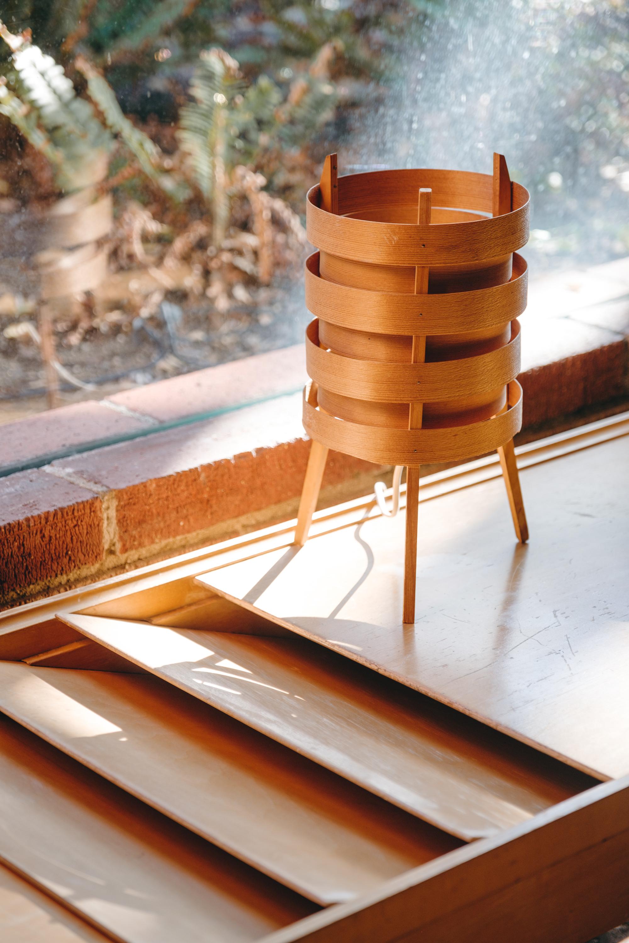 1960s Hans-Agne Jakobsson tripod wood table lamp for AB Ellysett. Designed and produced by Jakobsson in Markaryd, Sweden and executed in thin bentwood with solid tripod base structure. A rare and sculptural lamp that has become increasingly valued