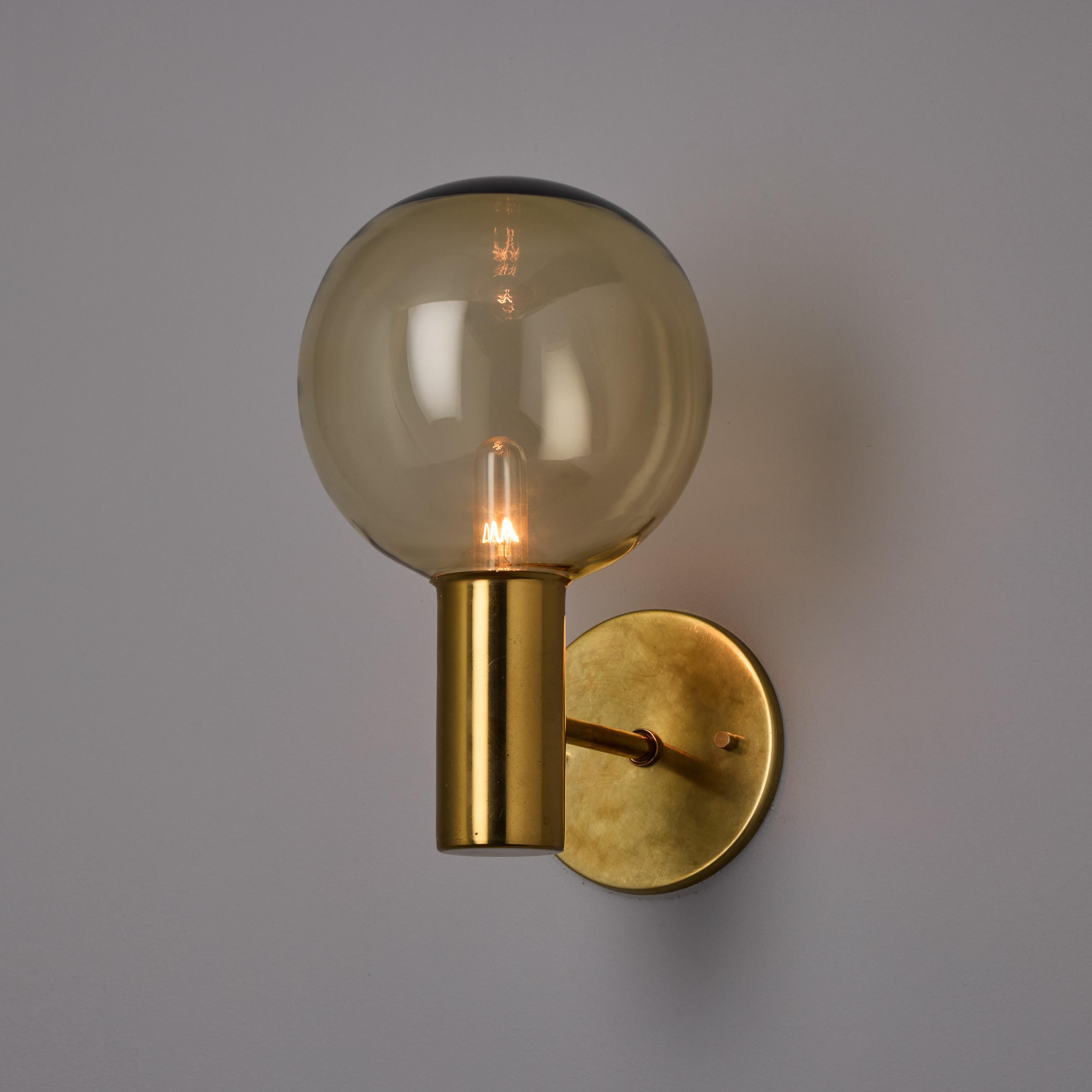 Mid-Century Modern Lampe murale Hans Agne Jakobsson n° V149 en verre et laiton pour Markaryd, années 1960 en vente