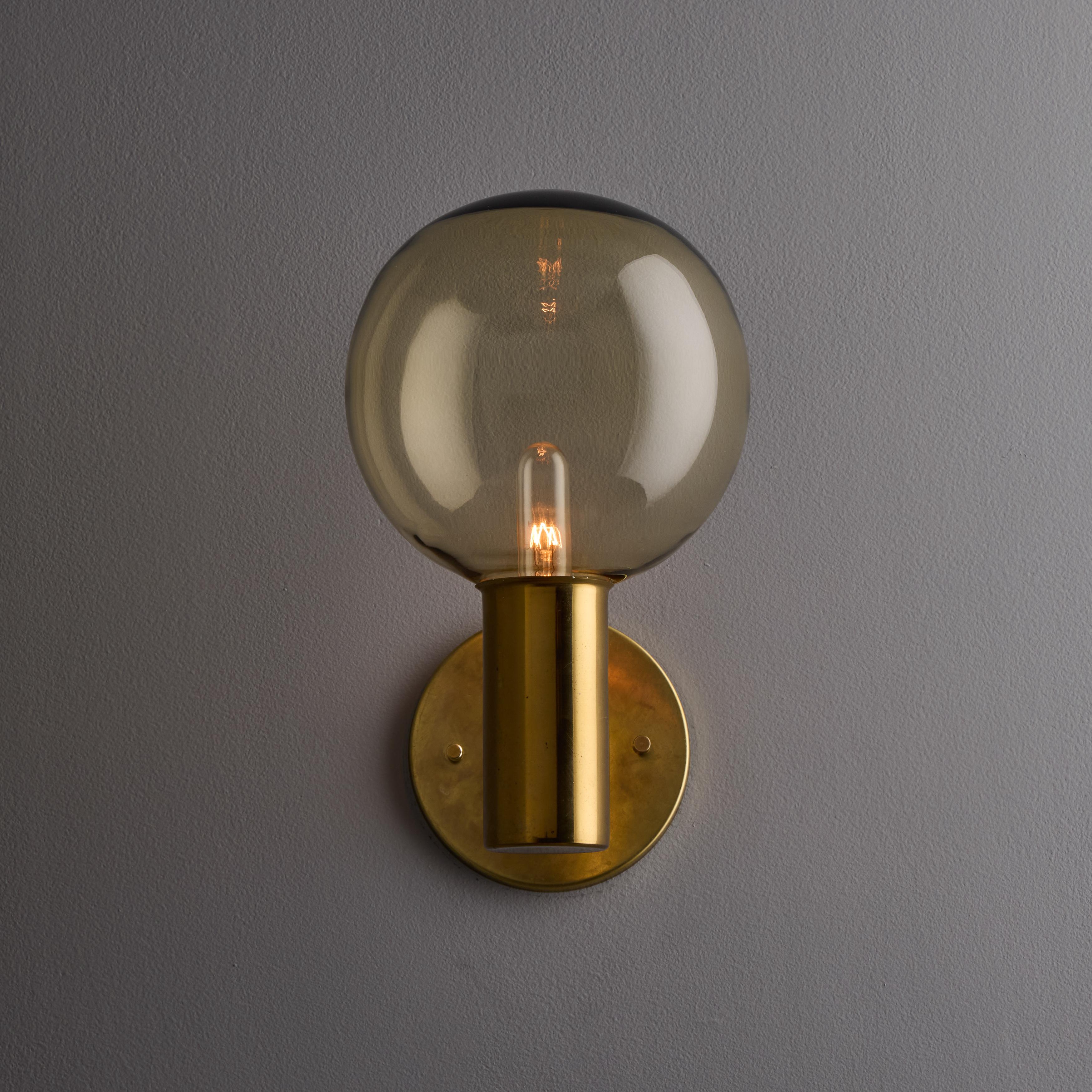 Scandinave Lampe murale Hans Agne Jakobsson n° V149 en verre et laiton pour Markaryd, années 1960 en vente