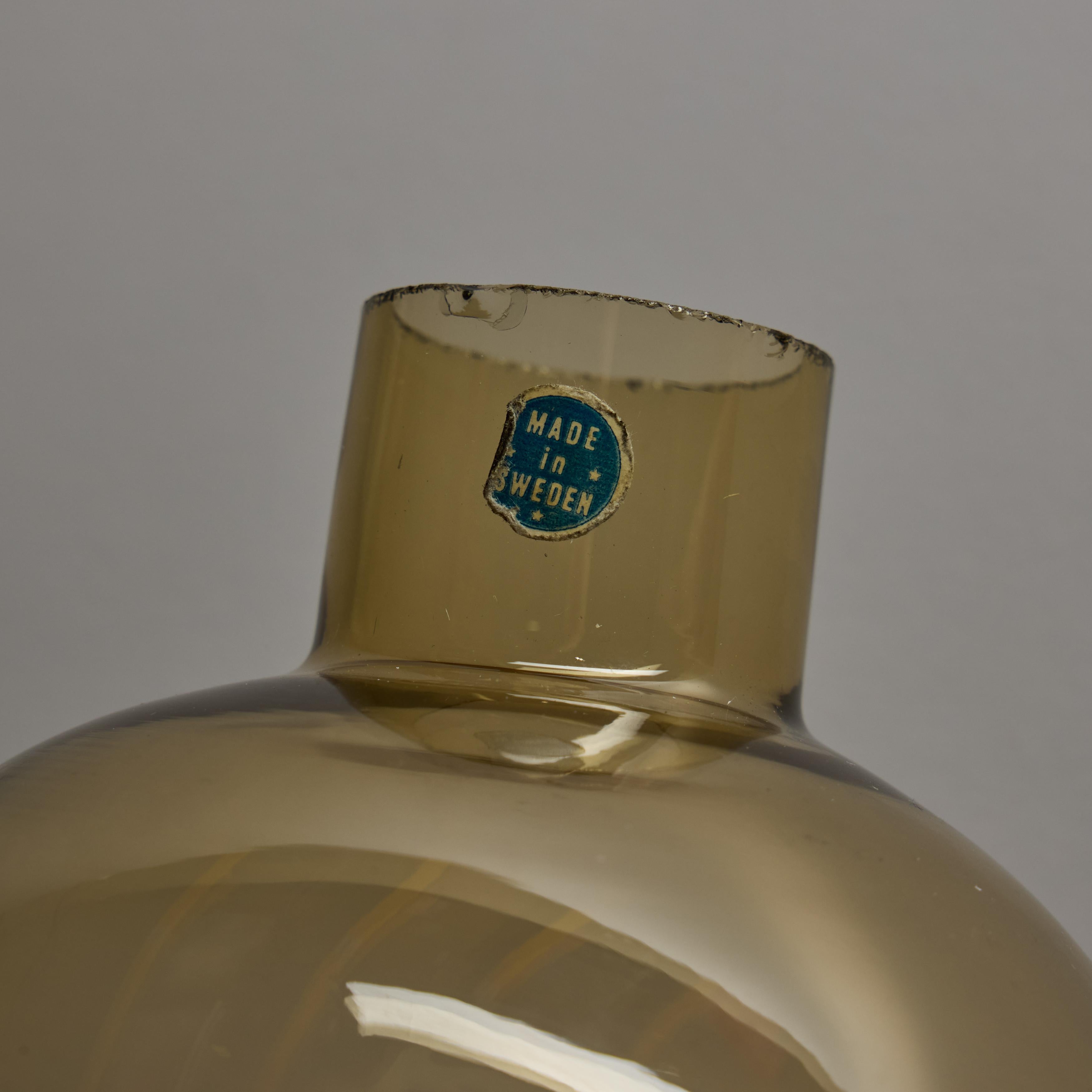 Lampada da parete in vetro e ottone Hans-Agne Jakobsson #V149 degli anni '60 per Markaryd In condizioni buone in vendita a Glendale, CA