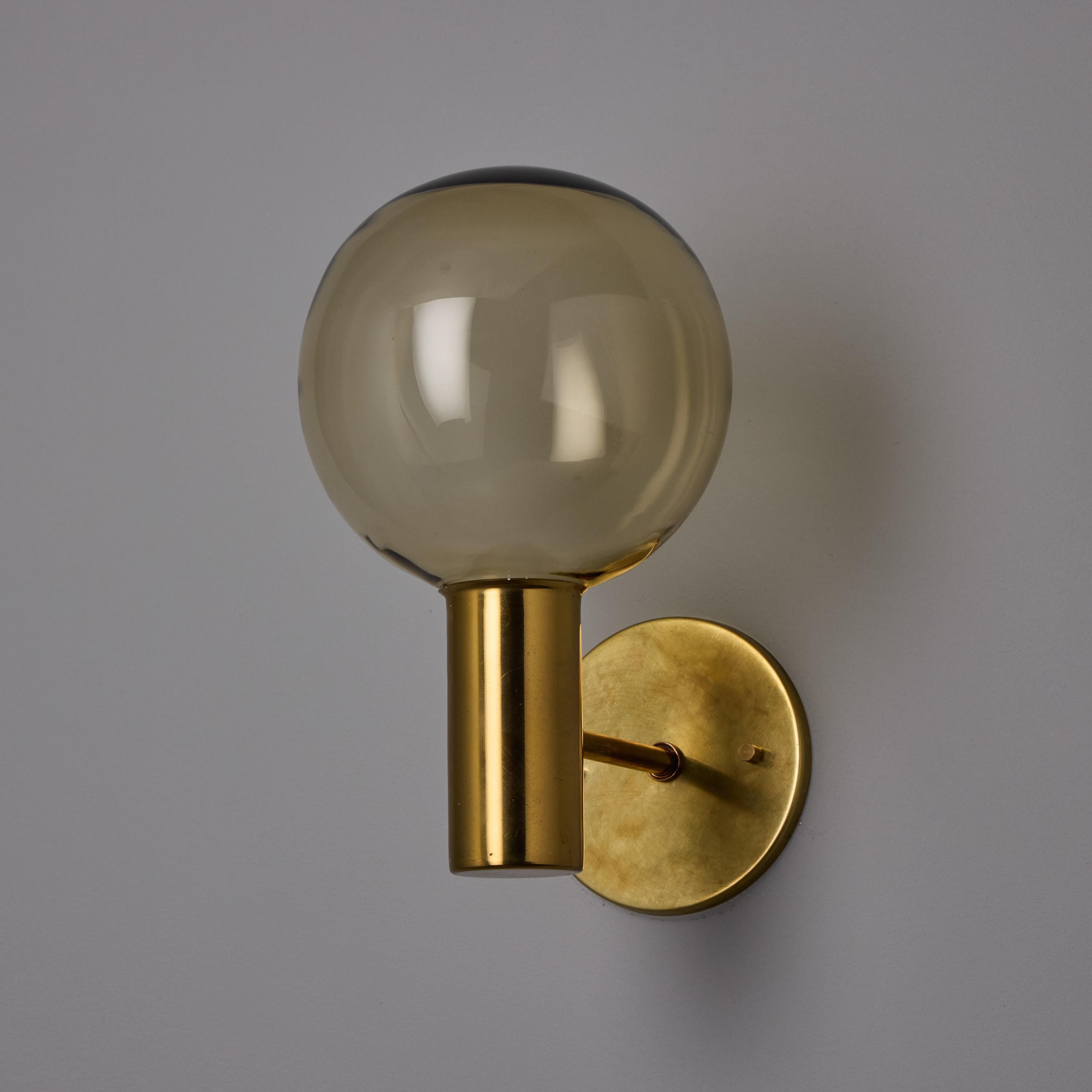 Lampe murale Hans Agne Jakobsson n° V149 en verre et laiton pour Markaryd, années 1960 Bon état - En vente à Glendale, CA