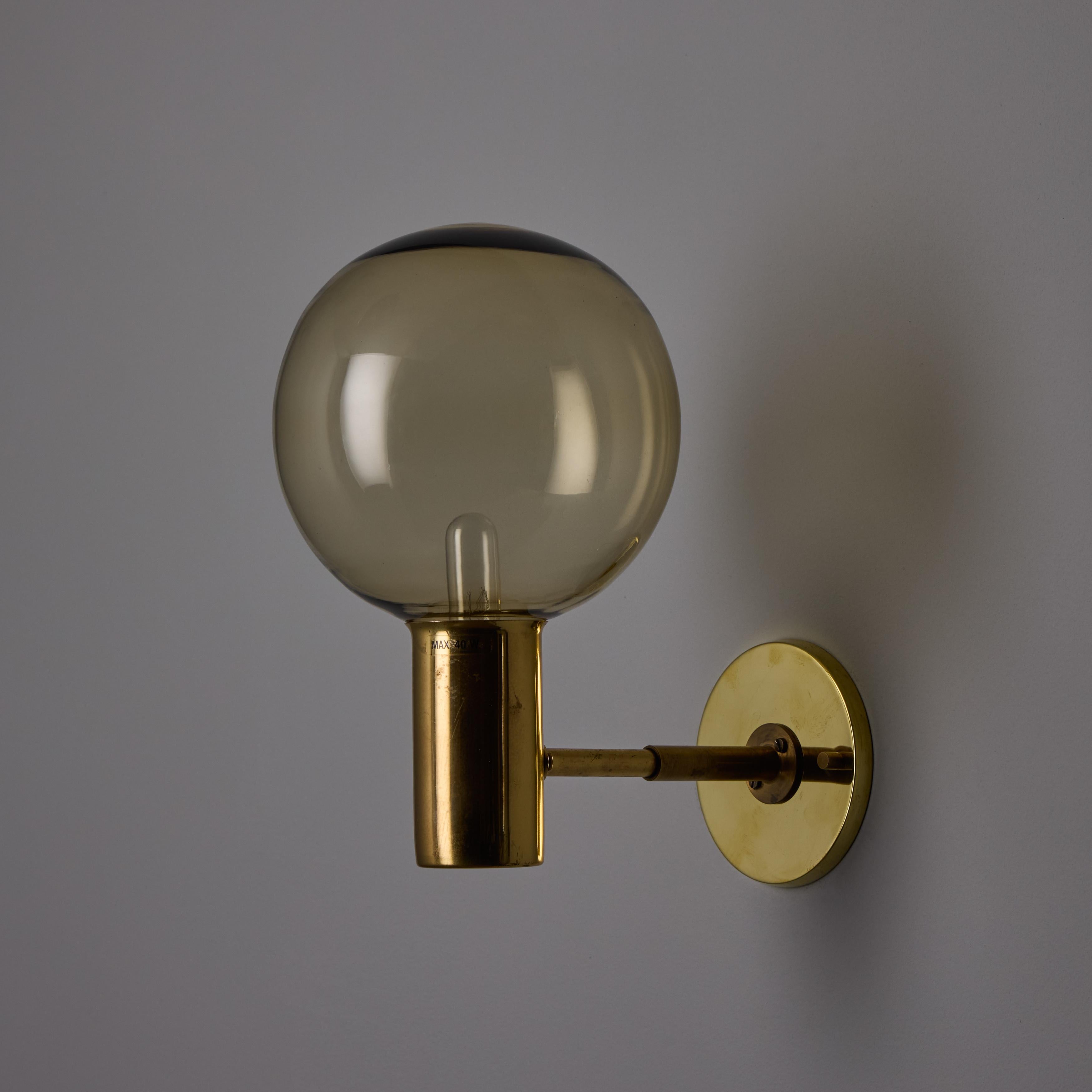 Metà XX secolo Lampada da parete in vetro e ottone Hans-Agne Jakobsson #V149 degli anni '60 per Markaryd in vendita