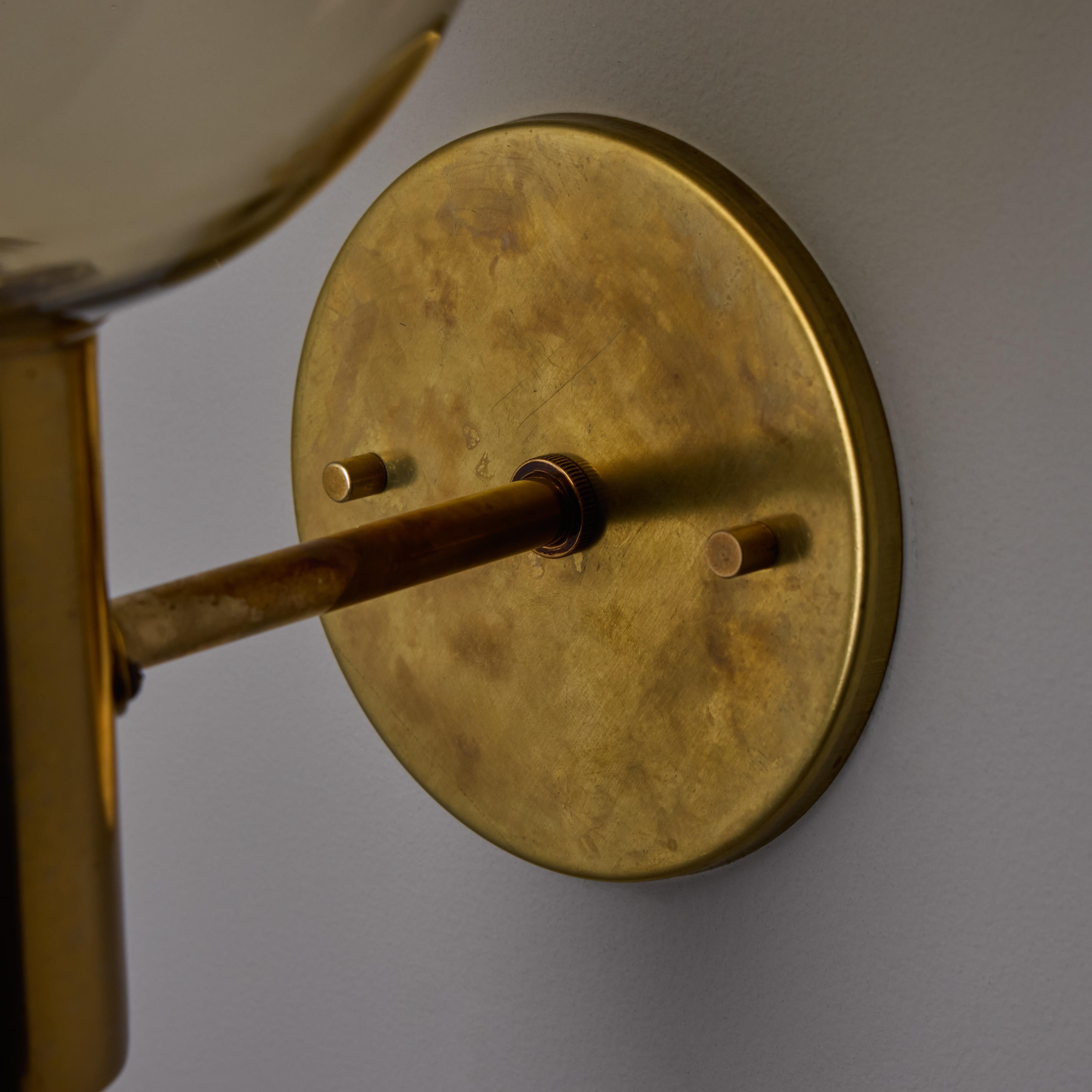 Milieu du XXe siècle Lampe murale Hans Agne Jakobsson n° V149 en verre et laiton pour Markaryd, années 1960 en vente