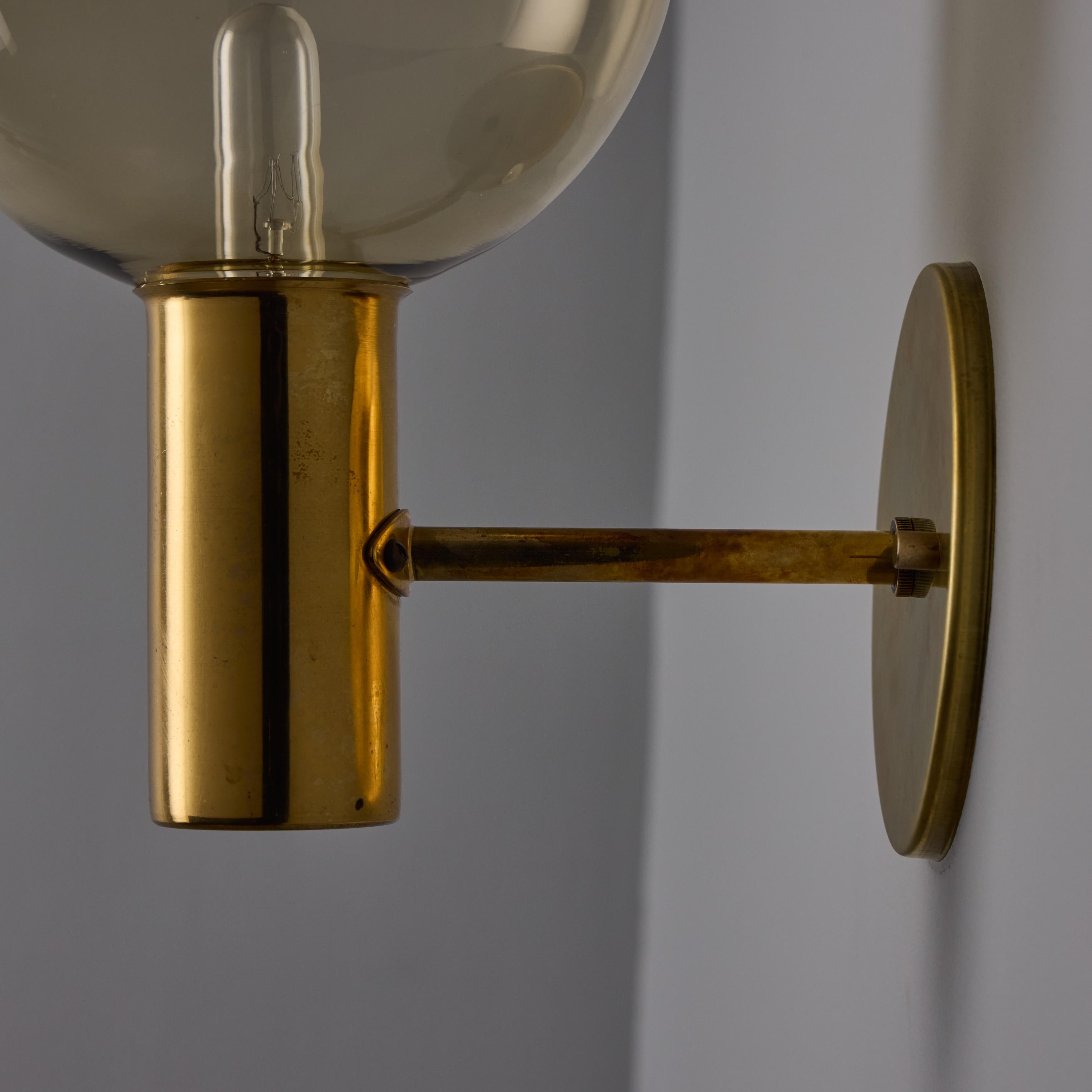 Laiton Lampe murale Hans Agne Jakobsson n° V149 en verre et laiton pour Markaryd, années 1960 en vente