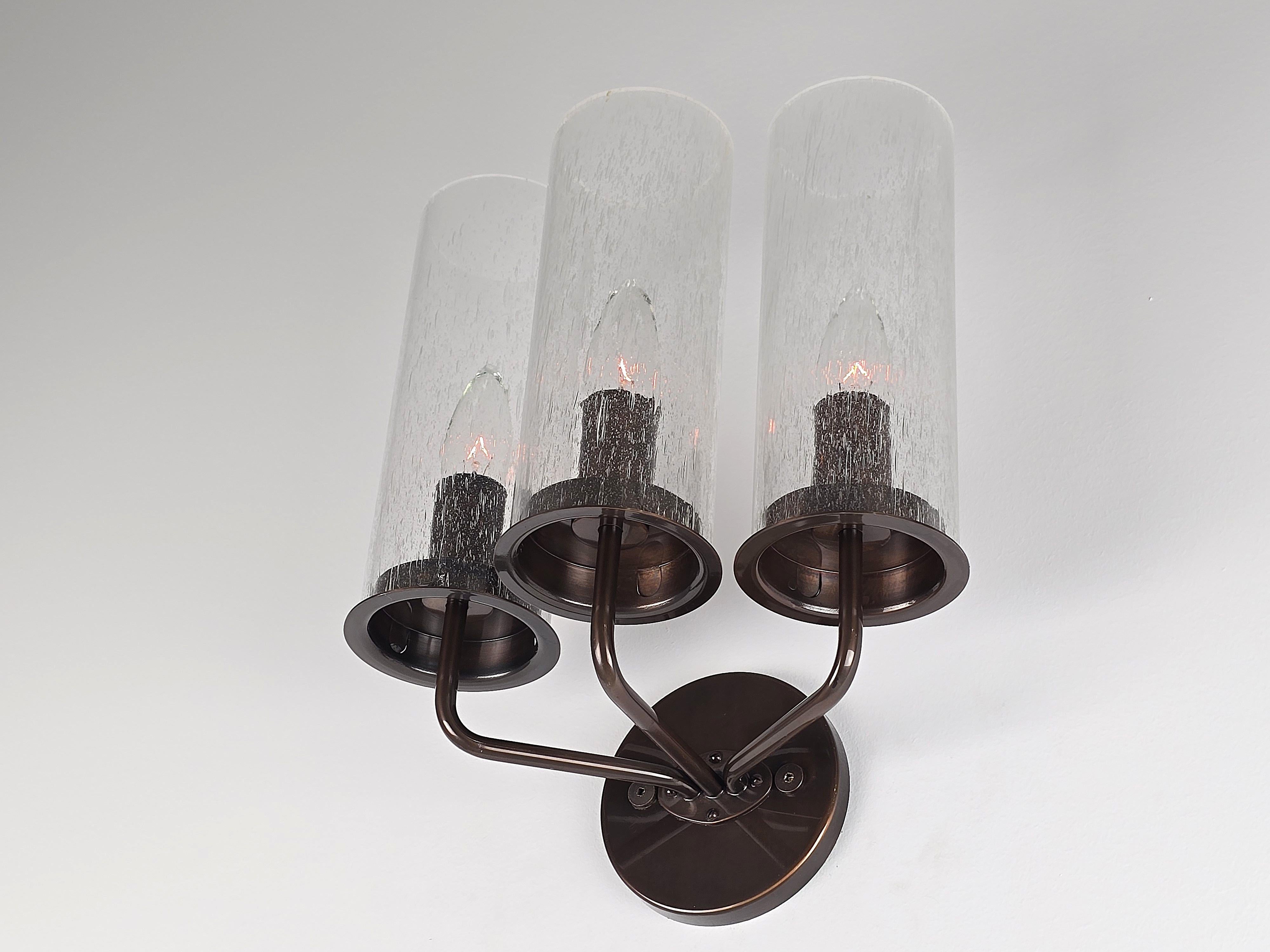 4 Stück Hans-Agne Jakobsson Wandleuchter Modell V 169/3 in Messing antik. 

Alle 4 sind in sehr gutem Zustand. 

Enthält 3 E12-Kandelaber-Fassungen mit je 40 Watt Leistung. 

Siehe anderes Angebot für passende  12 Lichter  348/12 , 6 Lichter