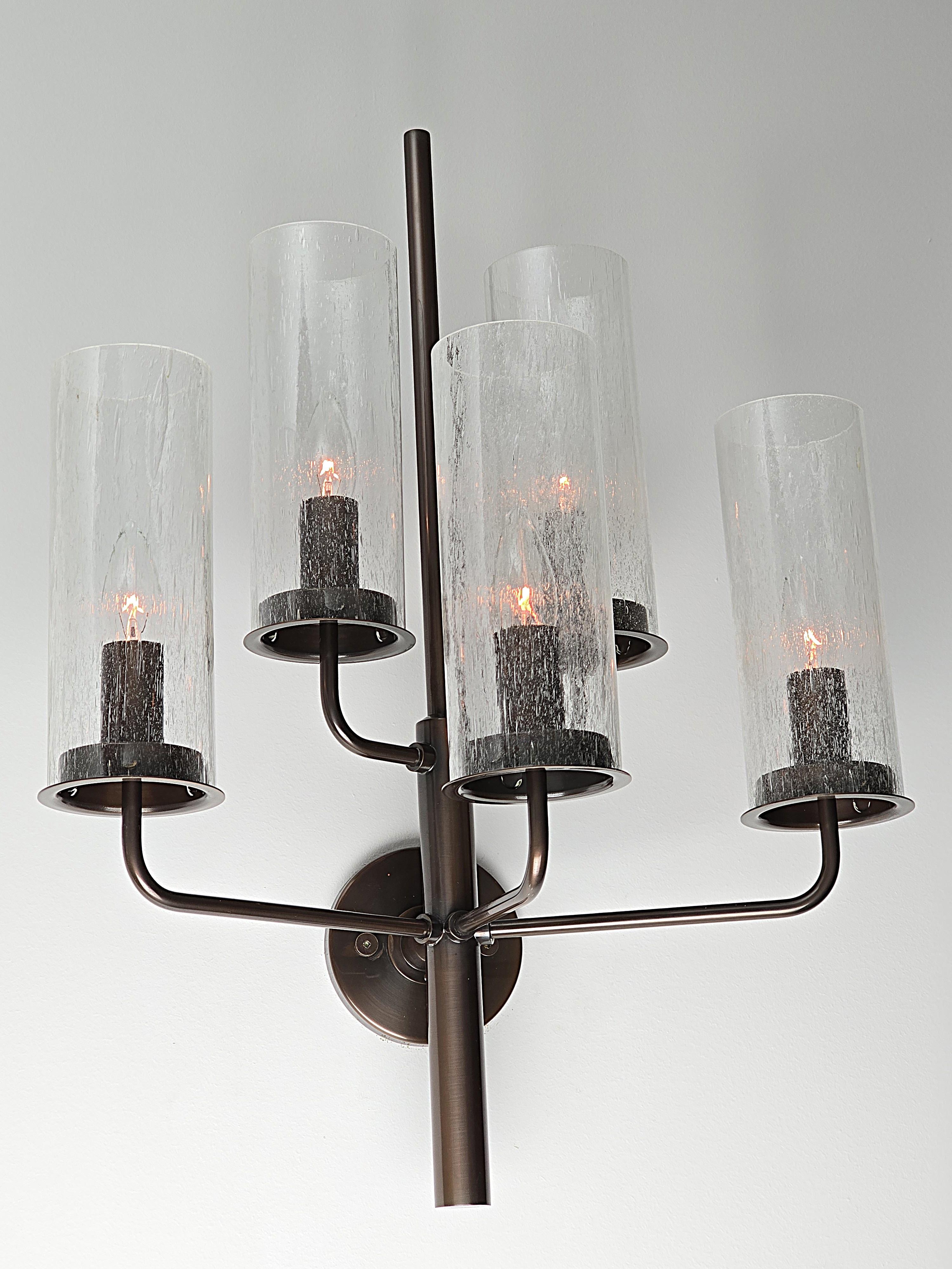 Aplique de pared Hans-Agne Jakobsson modelo V 169/5 en acabado latón envejecido . 

En muy buen estado . 

Contiene 5 casquillos candelabro E14 de 40 vatios cada uno .  Viene con 5 bombillas norteamericanas de 40 vatios y 110 voltios . 

Artículo