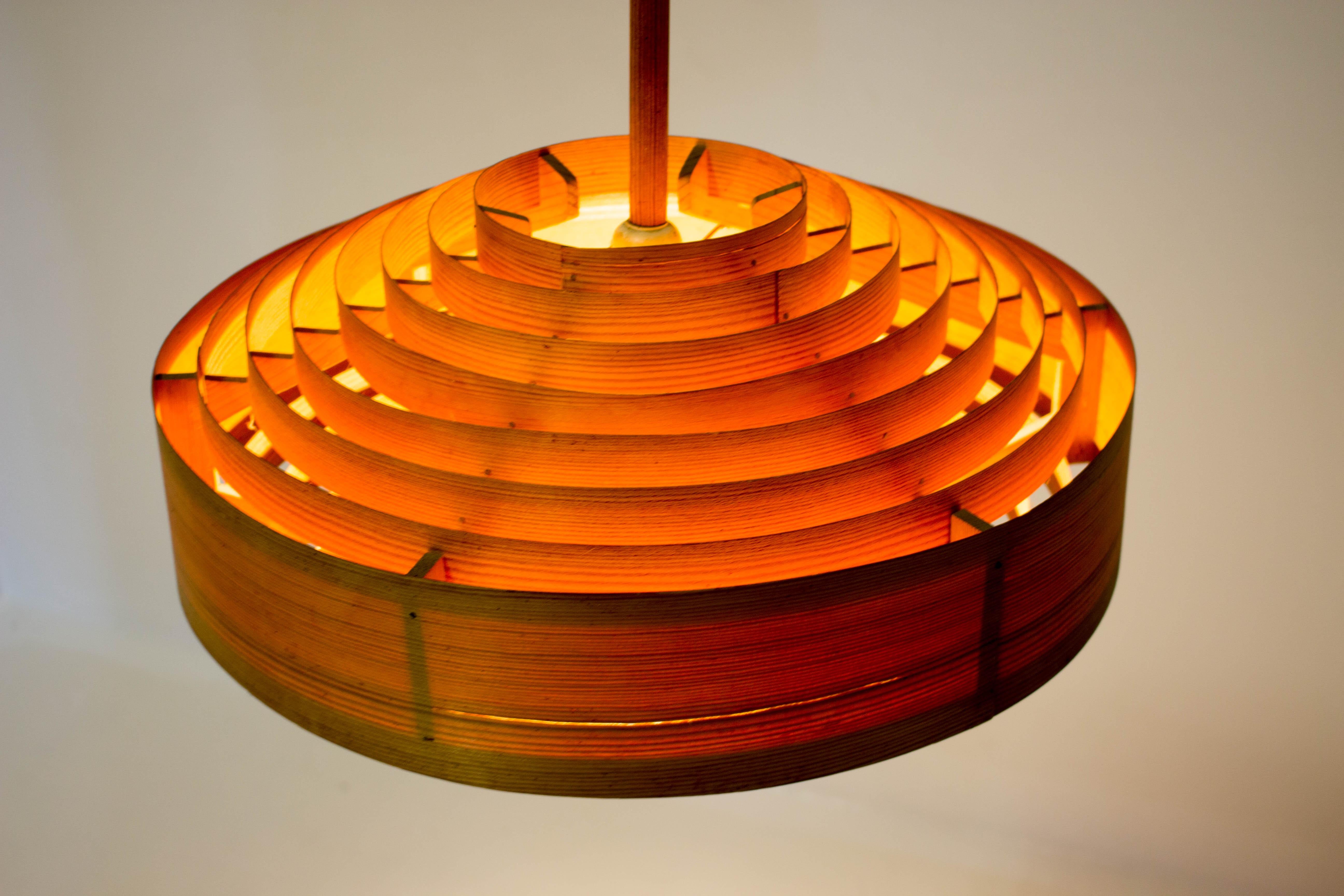 1960s Hans-Agne Jakobsson wooden pendant lamp for AB Ellysett Markaryd, Sweden.
One crack seen on photos has no effect on function
1x60W, E27 or E26 bulb
Max total height 180cm.