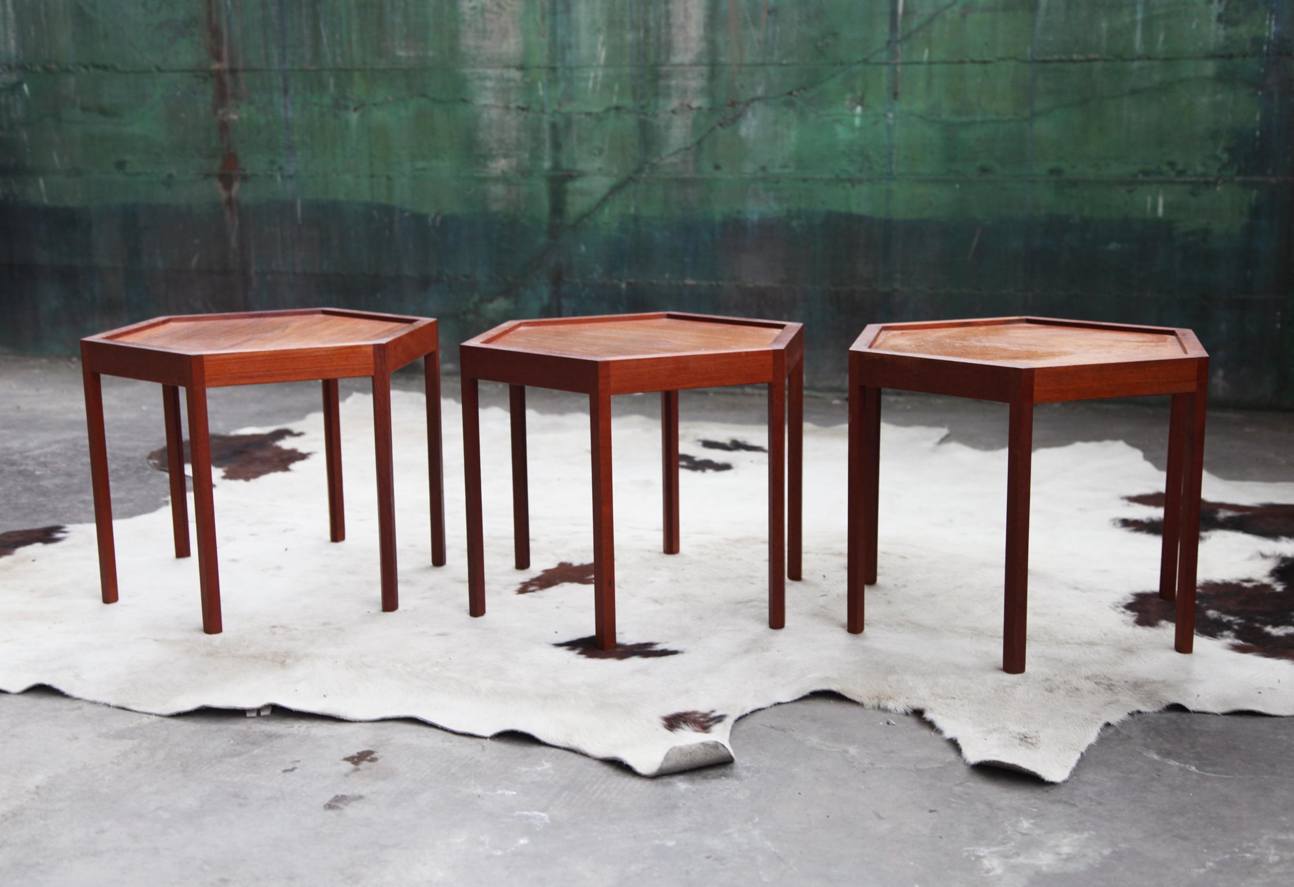 Tables hexagonales empilables en teck Artex de Hans Andersen des années 1960, lot de 3 en vente 2