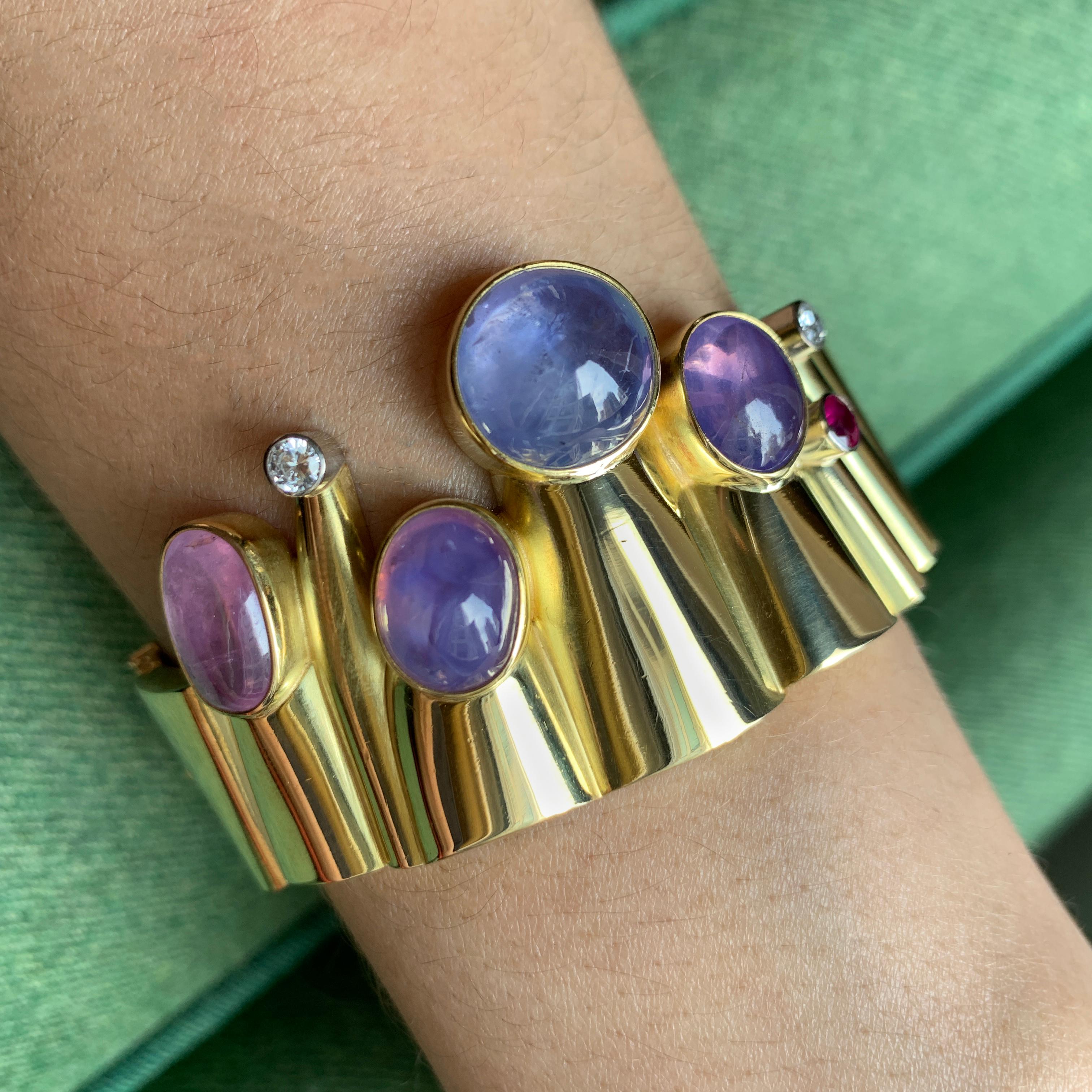 Seltenes Vintage-Armband mit Cabochon-Saphiren, Rubinen, Diamanten und 18 Karat Gold von Hans Hansen, um 1965. 

Ein Sammlerarmband, ein Schmuckstück der dänischen Kult-Silberschmiede Hans Hansen. Das von seinem Vater Hans Hansen gegründete