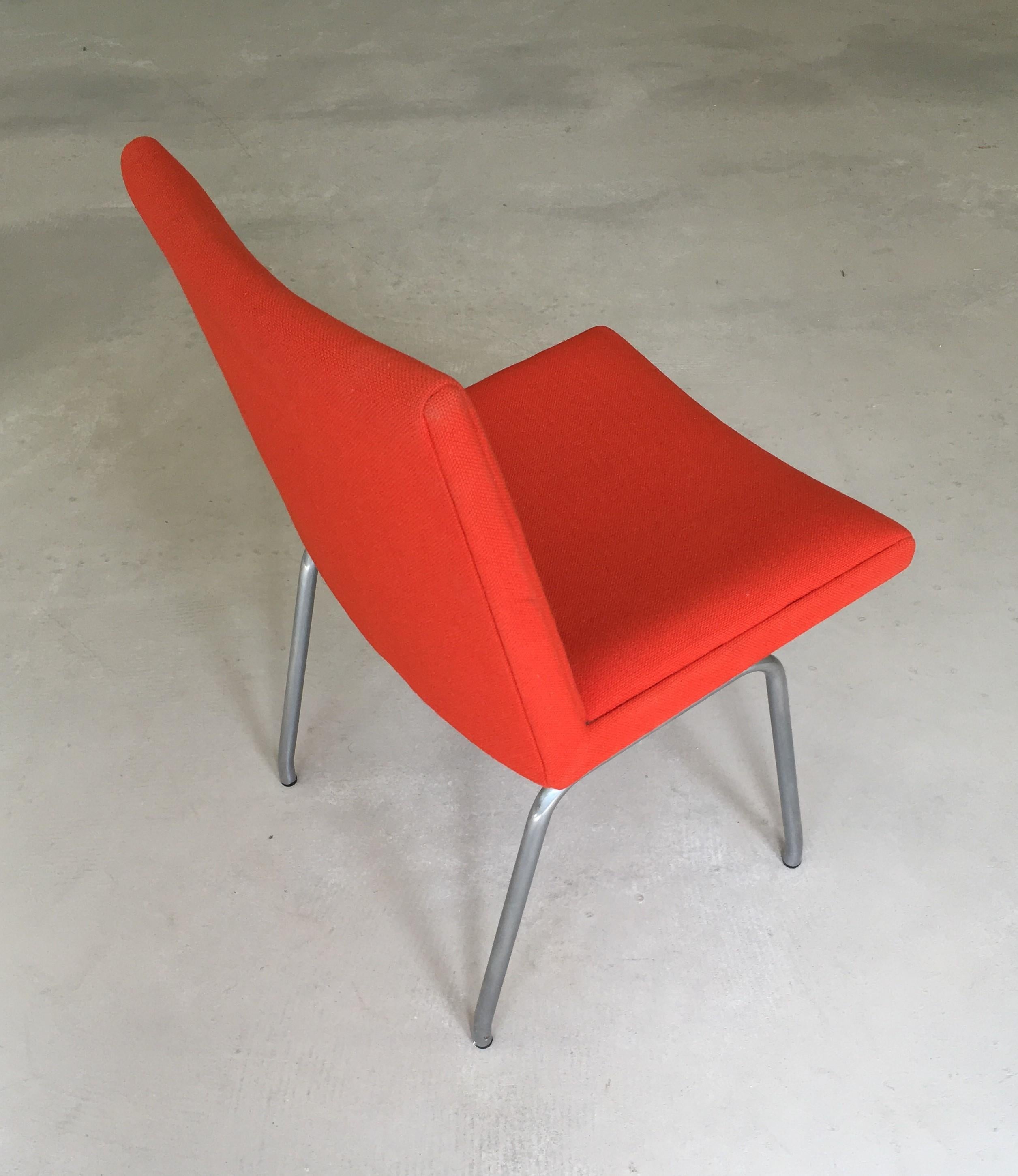 Tissu chaise d'aéroport danoise Hans J. Wegner orange retapissée des années 1960 en vente