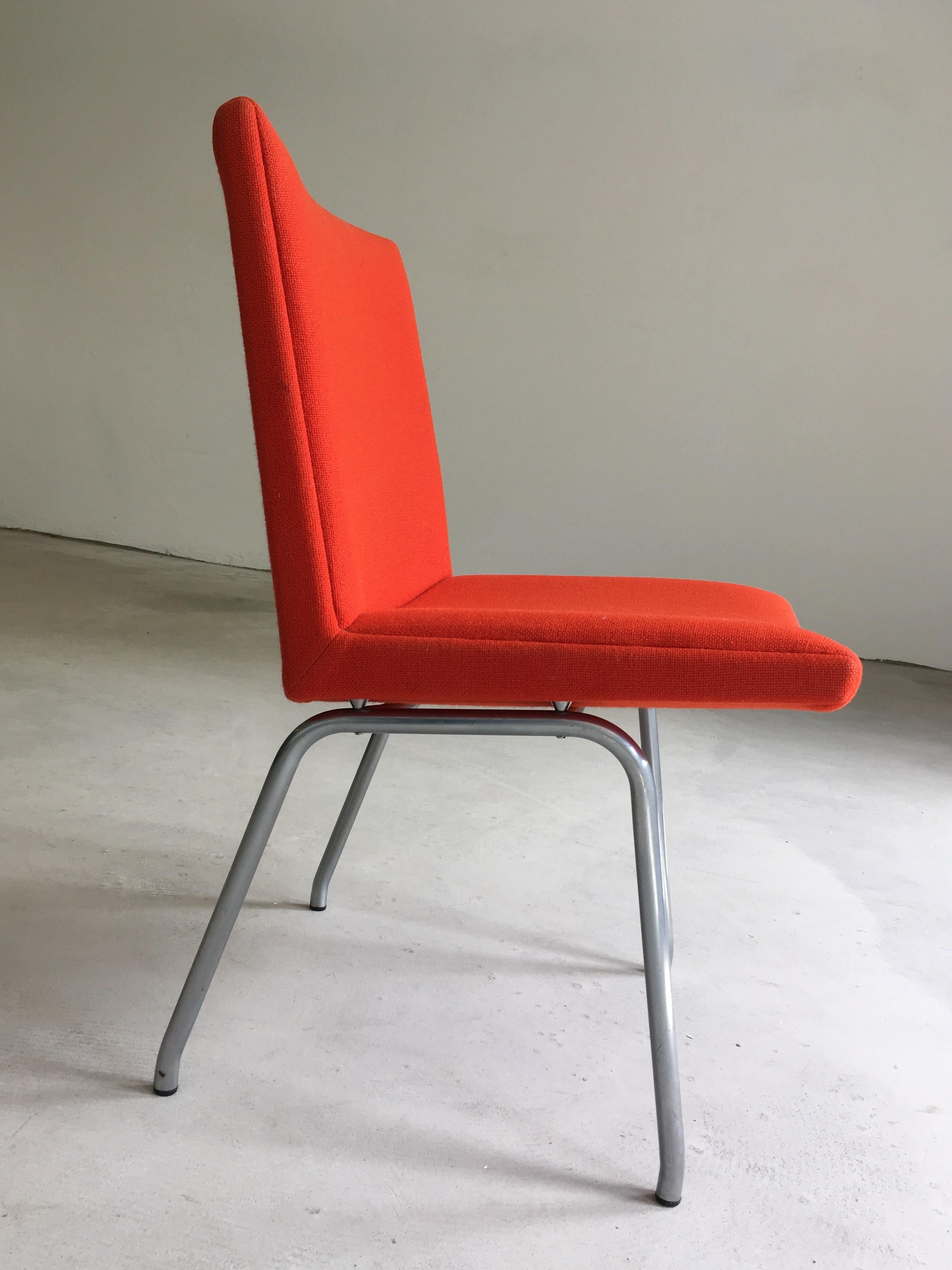 chaise d'aéroport danoise Hans J. Wegner orange retapissée des années 1960 en vente 3