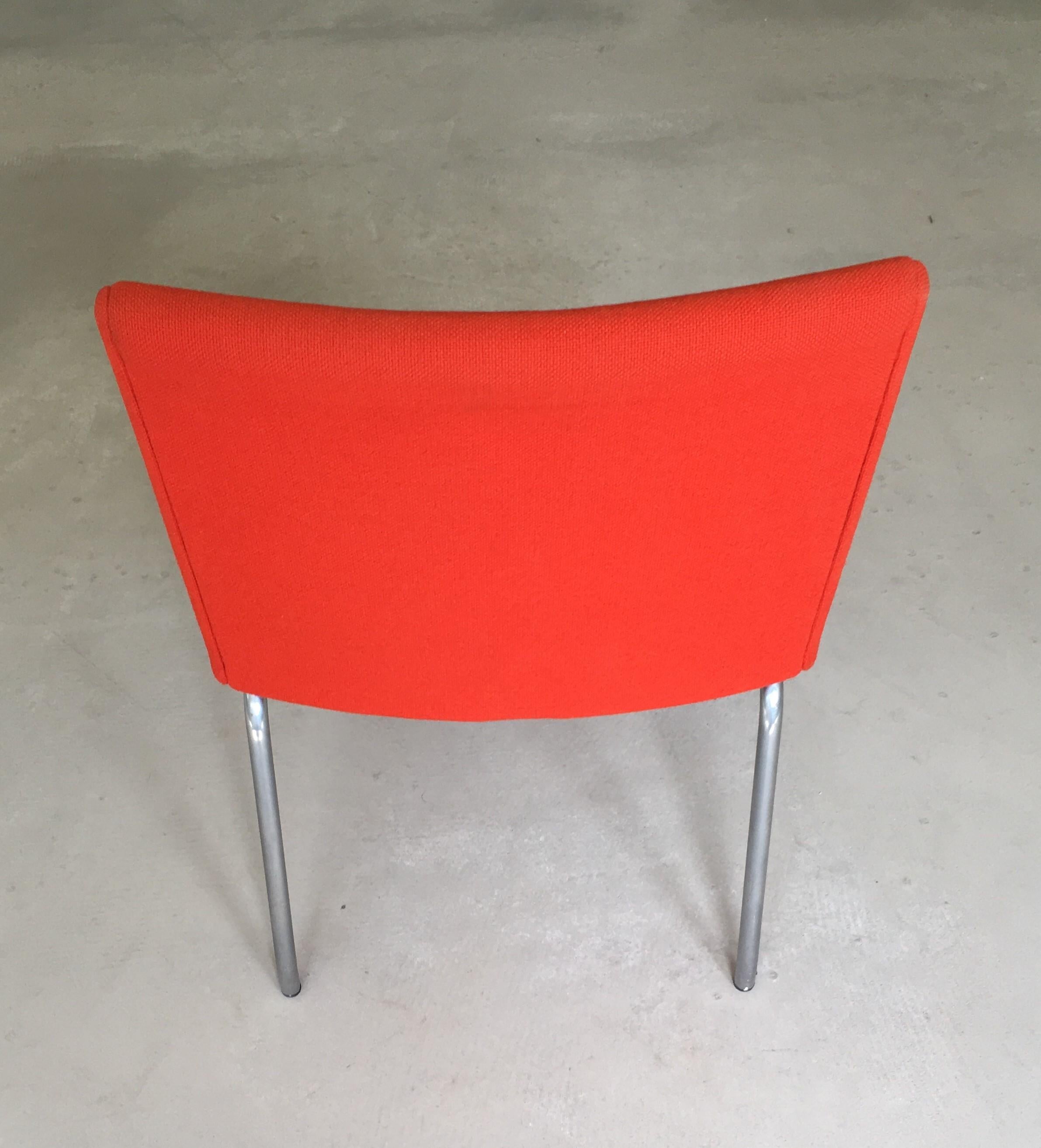 Milieu du XXe siècle chaise d'aéroport danoise Hans J. Wegner orange retapissée des années 1960 en vente
