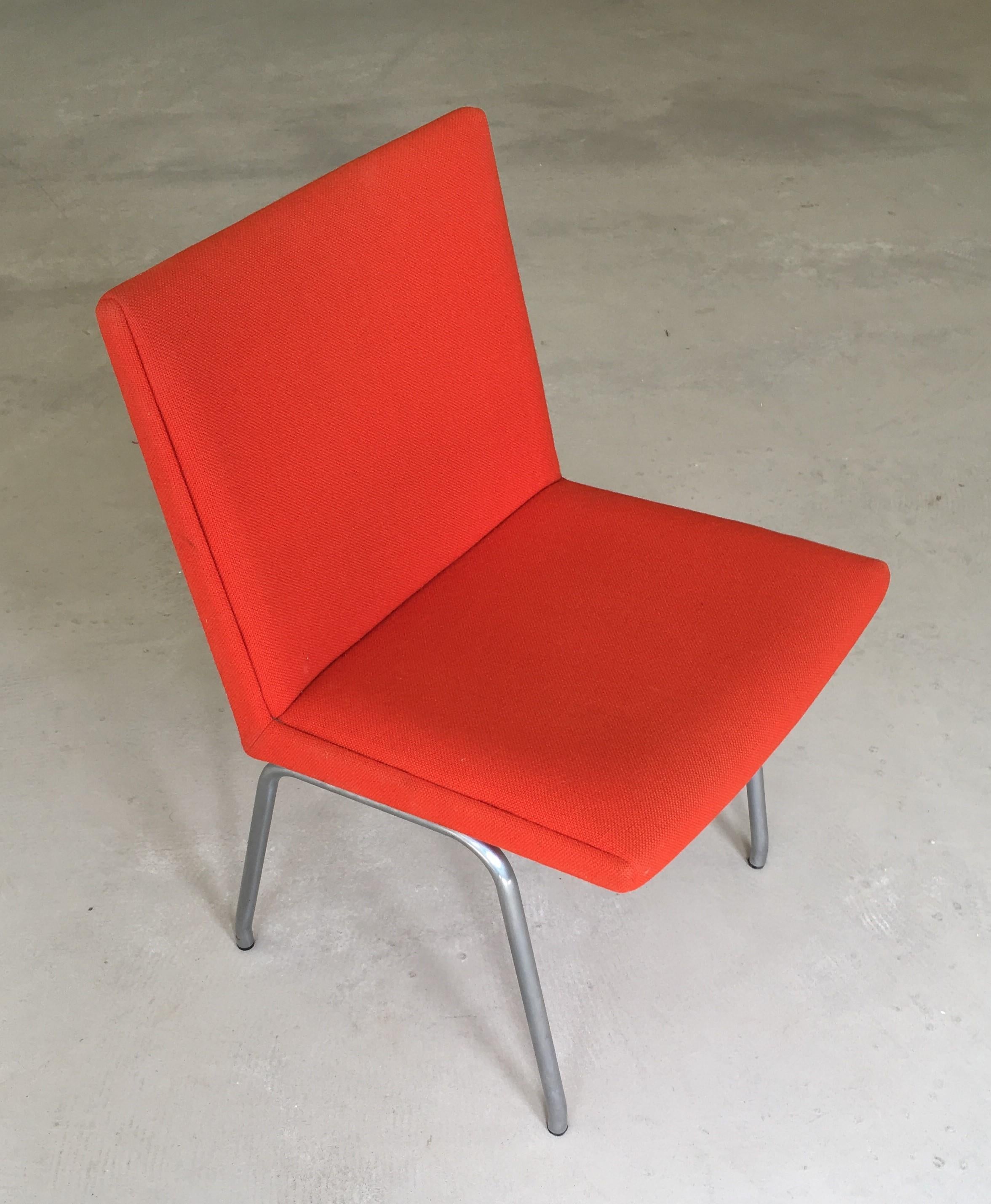 chaise d'aéroport danoise Hans J. Wegner orange retapissée des années 1960 en vente 2