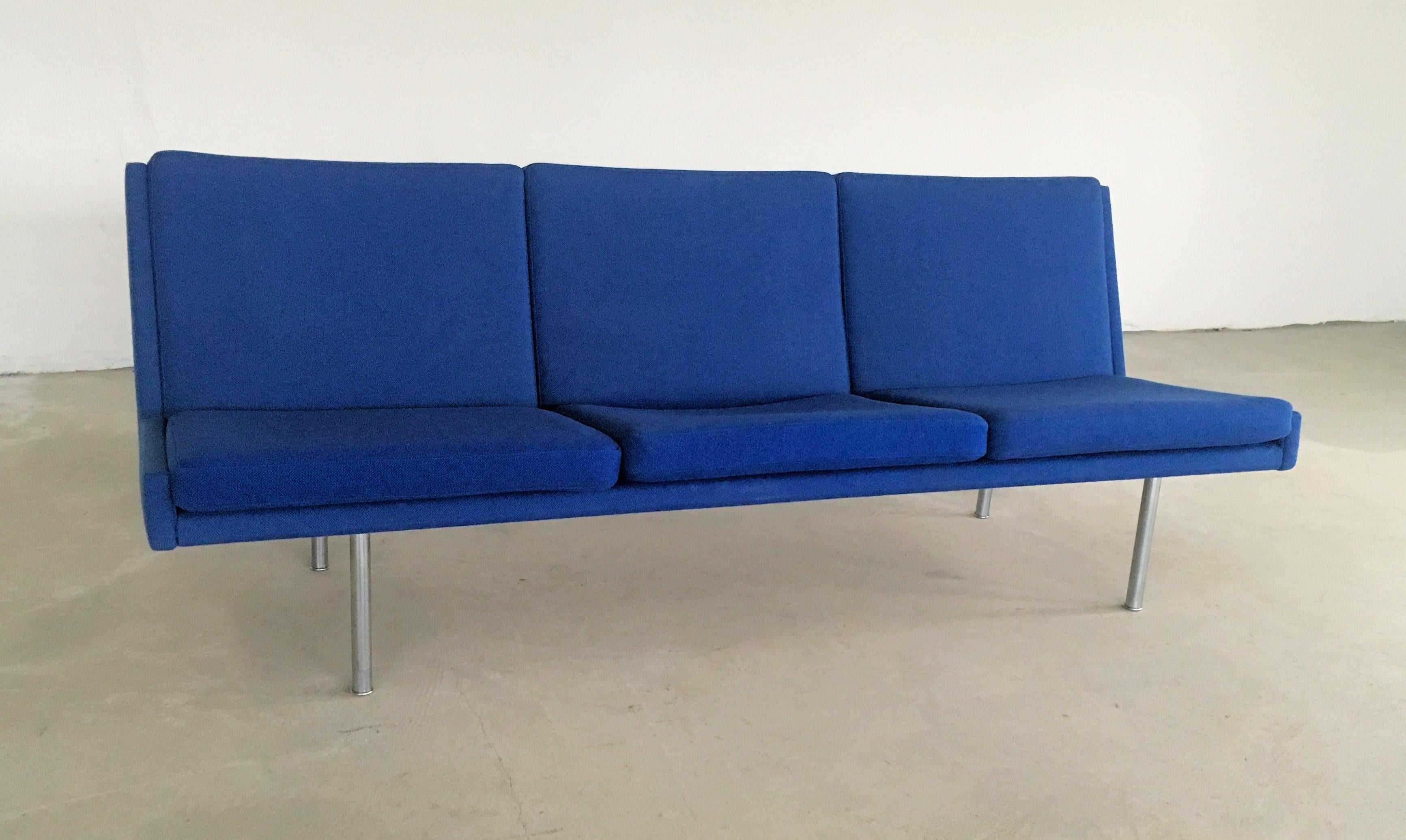 1960er Hans J. Wegner Airport Sofa in original blauem Kvadrat-Stoff von A.P. Gestohlen im Angebot 3